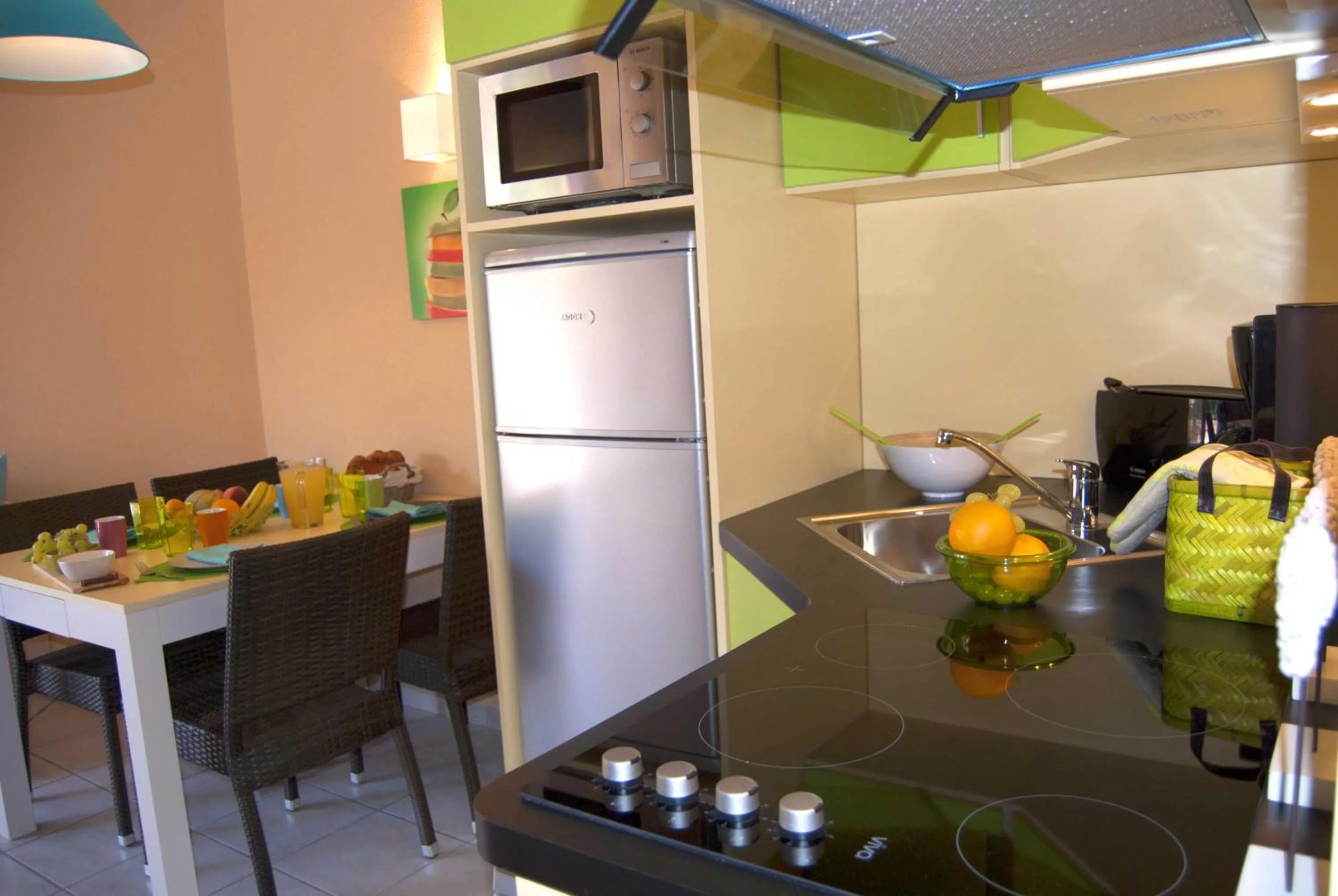 Kitchen or kitchenette in Lagrange Grand Bleu Vacances – Résidence Les Jardins de Neptune