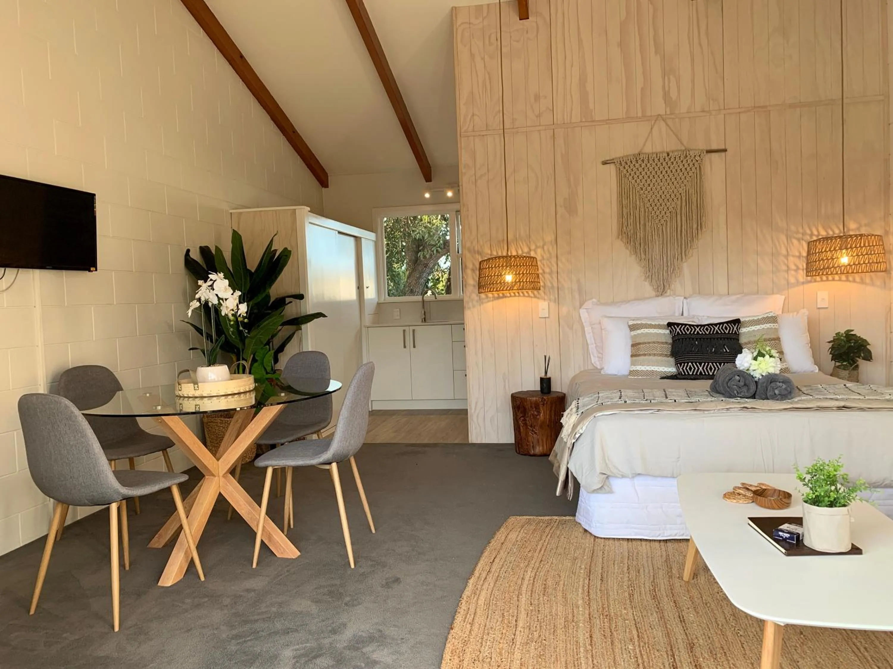 Dining area in Kaikōura Peaks eMotel