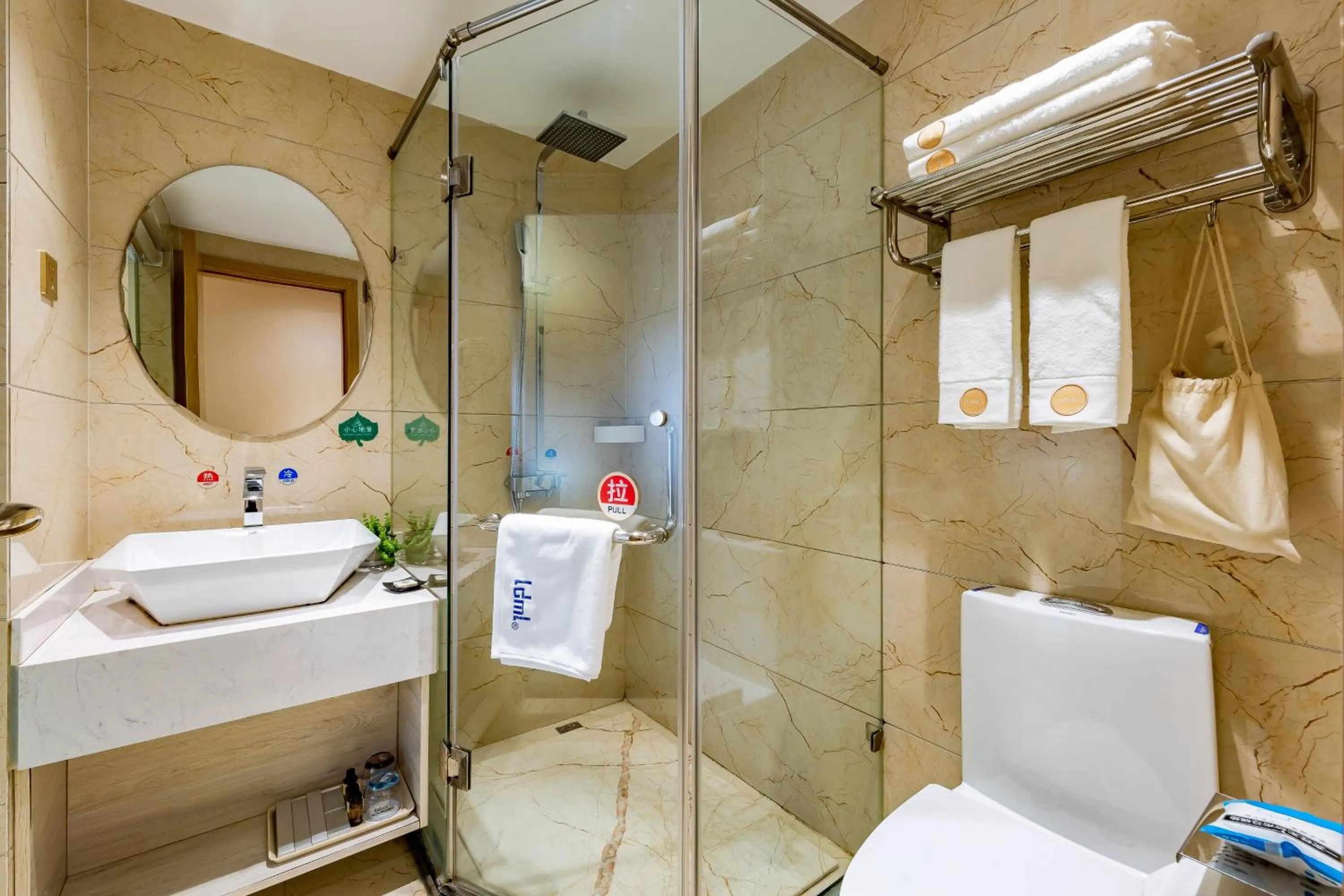 Toilet in Demei Boutique Hotel