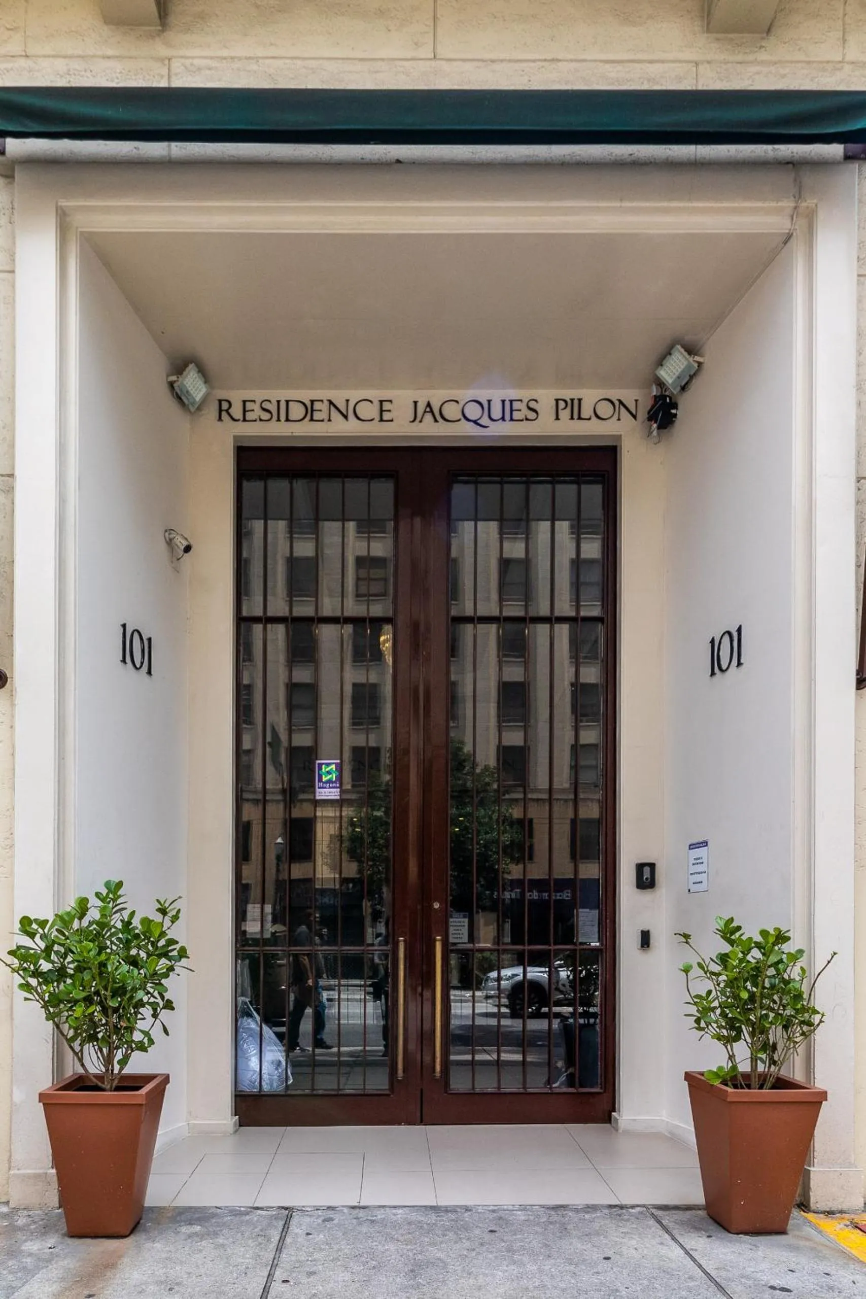 Property building in Jacques Pilon Residence