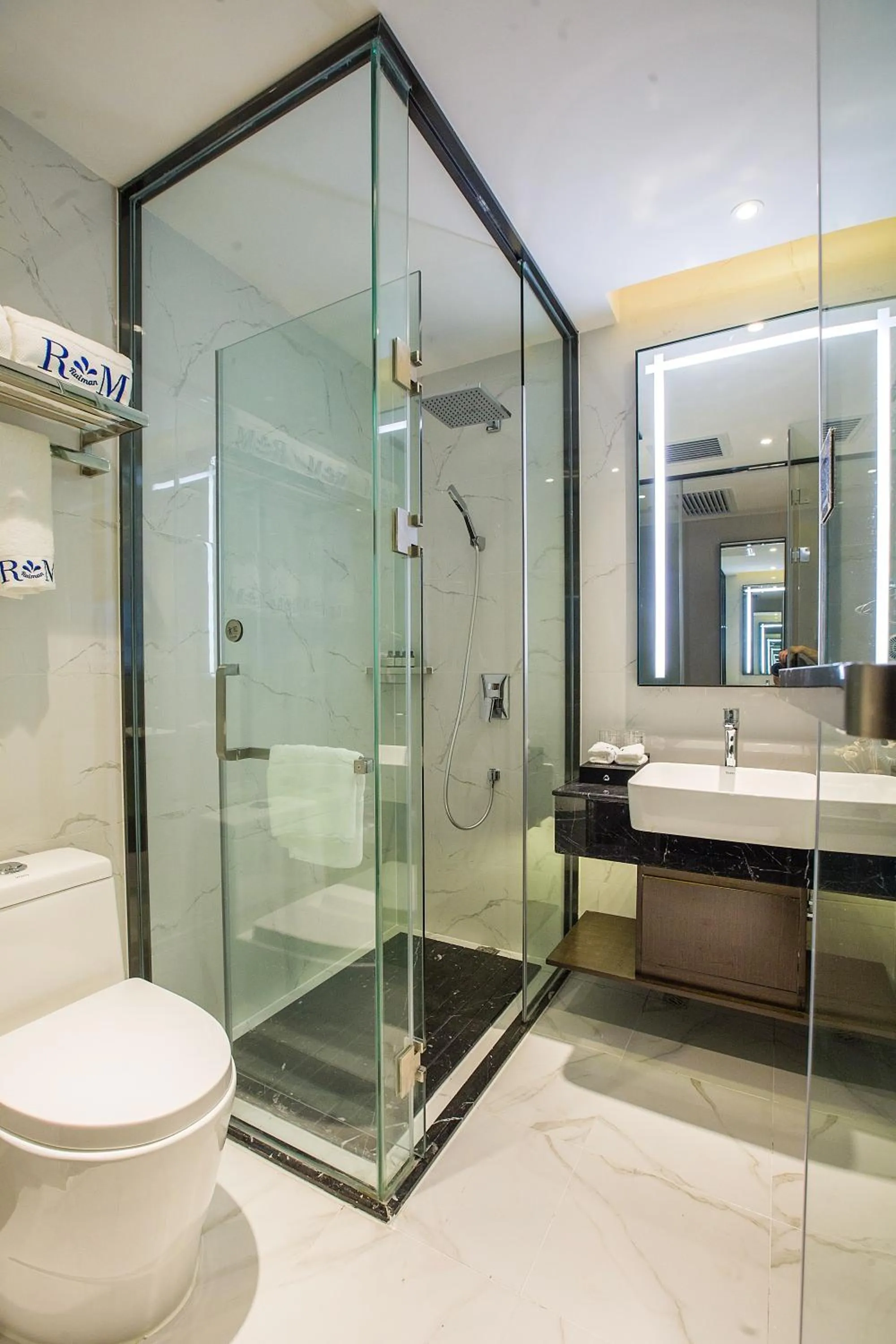 Shower in Ruiman International Hotel