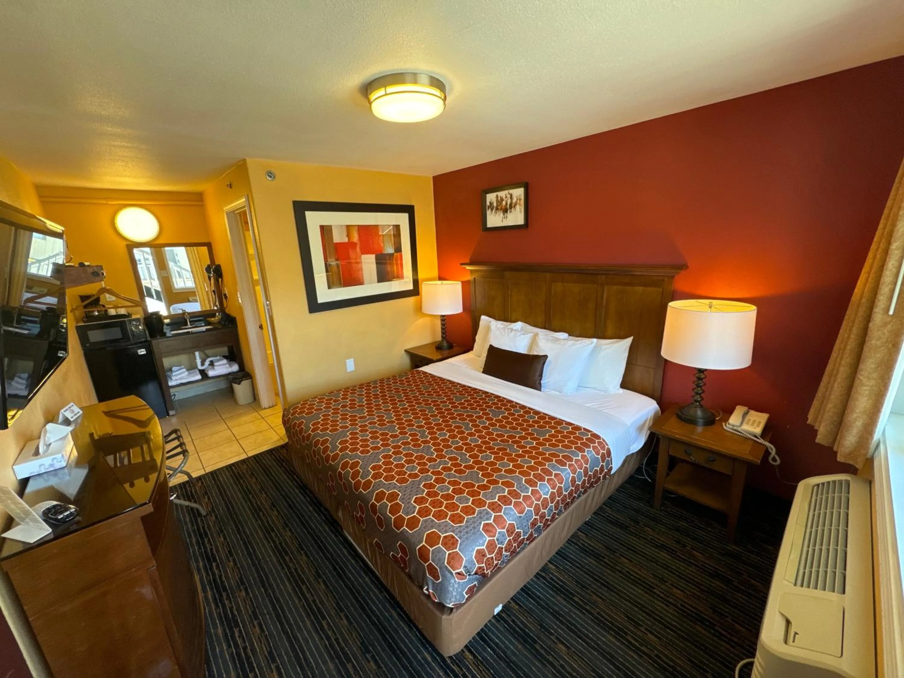 Photo of the whole room, Bed in The Royal Victorian Motel