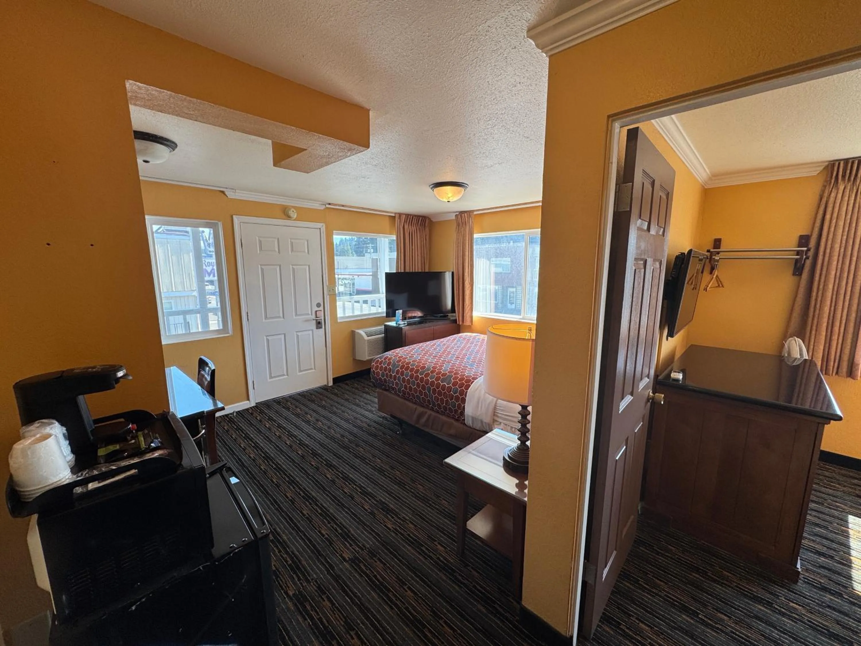 Photo of the whole room, Bed in The Royal Victorian Motel