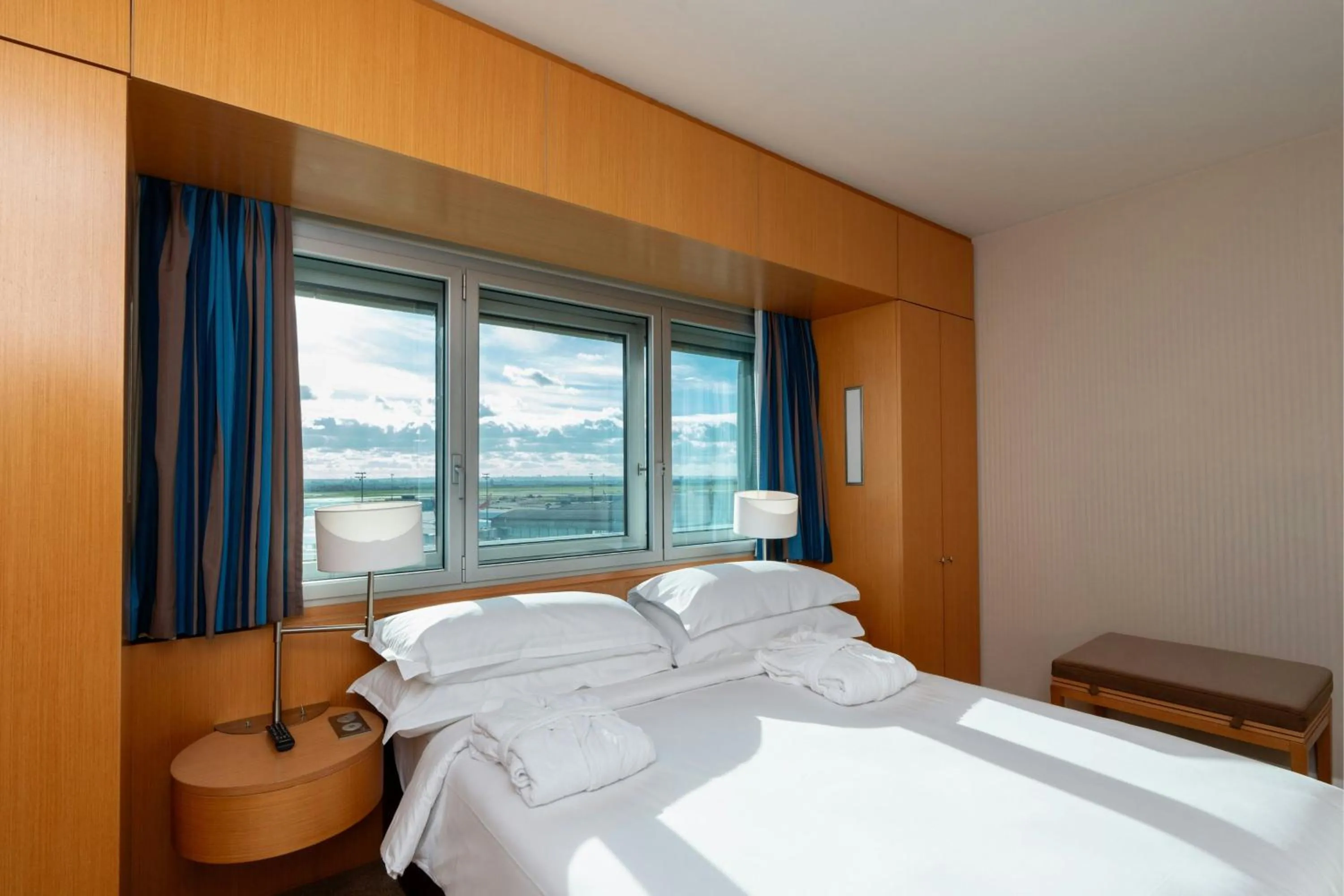 Photo of the whole room, Bed in Sheraton Paris Charles de Gaulle Airport Hotel