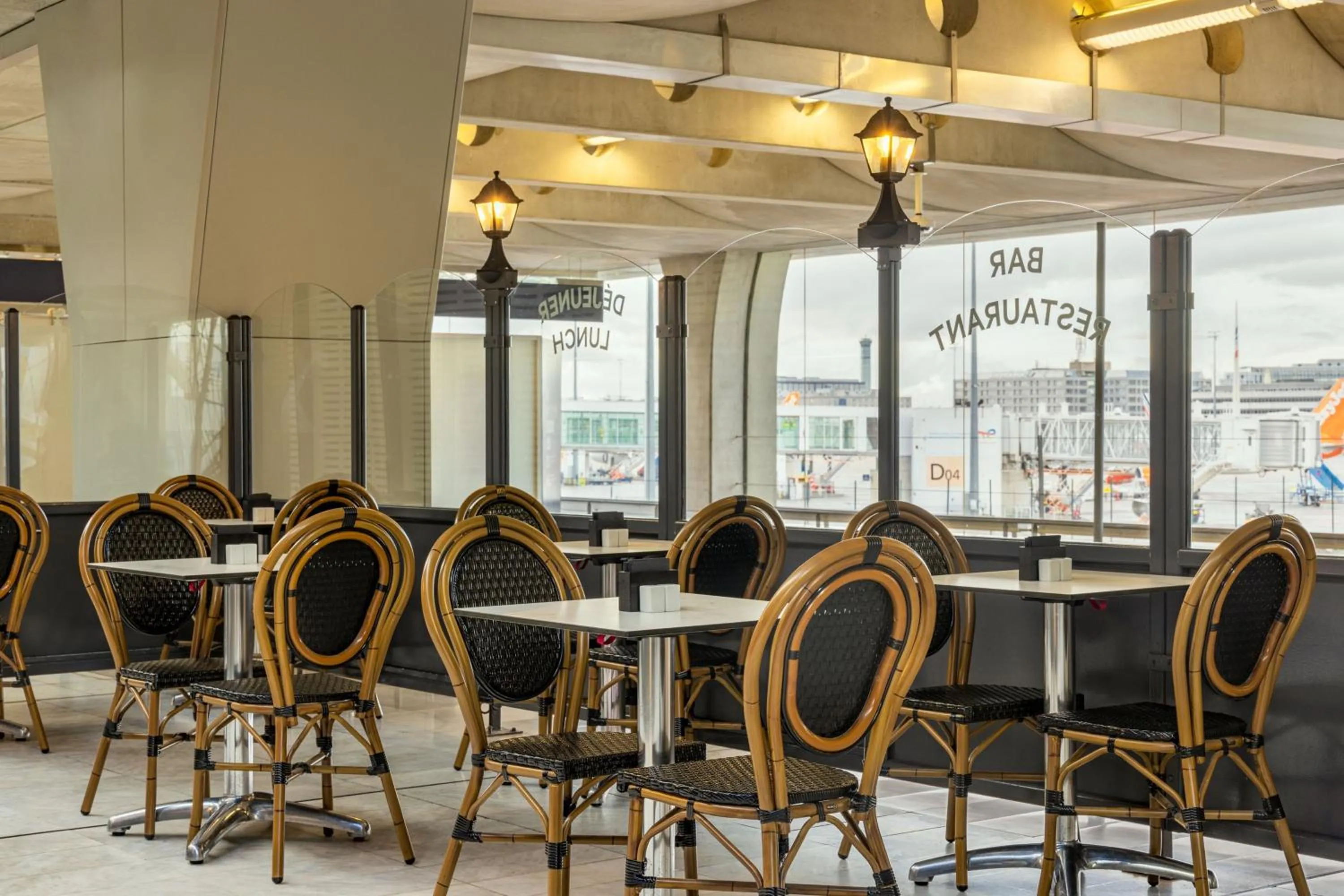 Lounge or bar in Sheraton Paris Charles de Gaulle Airport Hotel