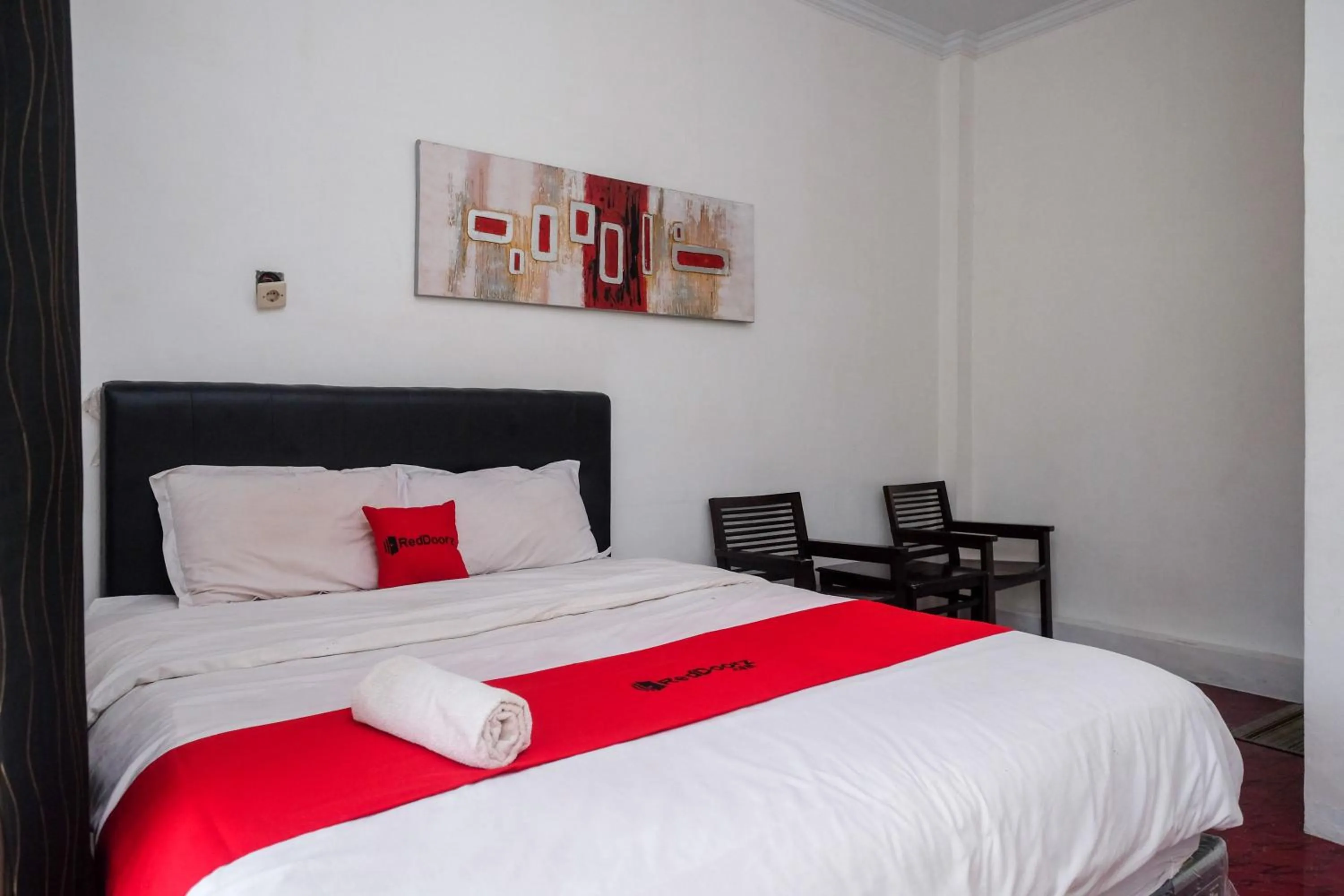 Bedroom, Bed in RedDoorz at Paris Ocean