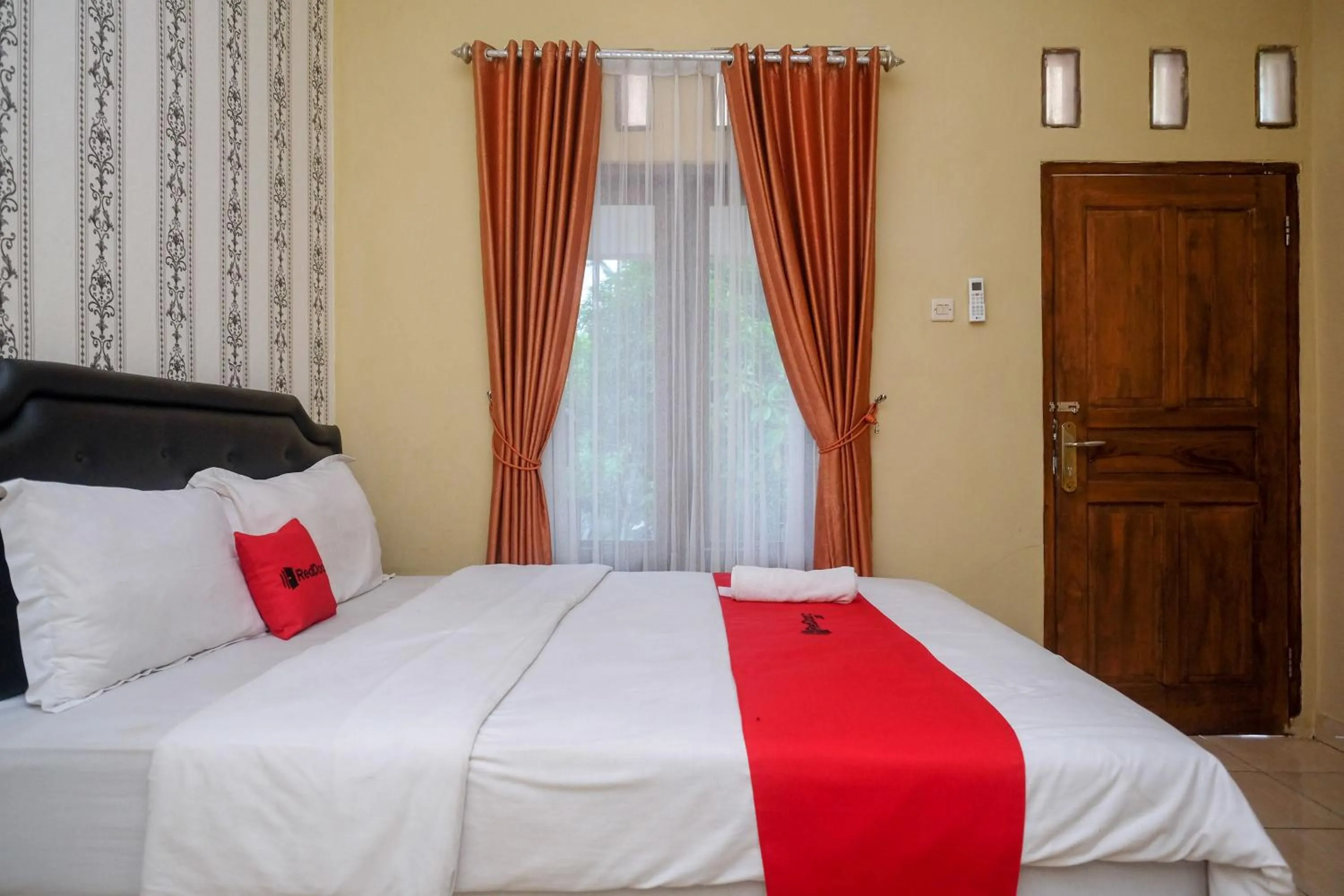 Bedroom, Bed in RedDoorz at Paris Ocean