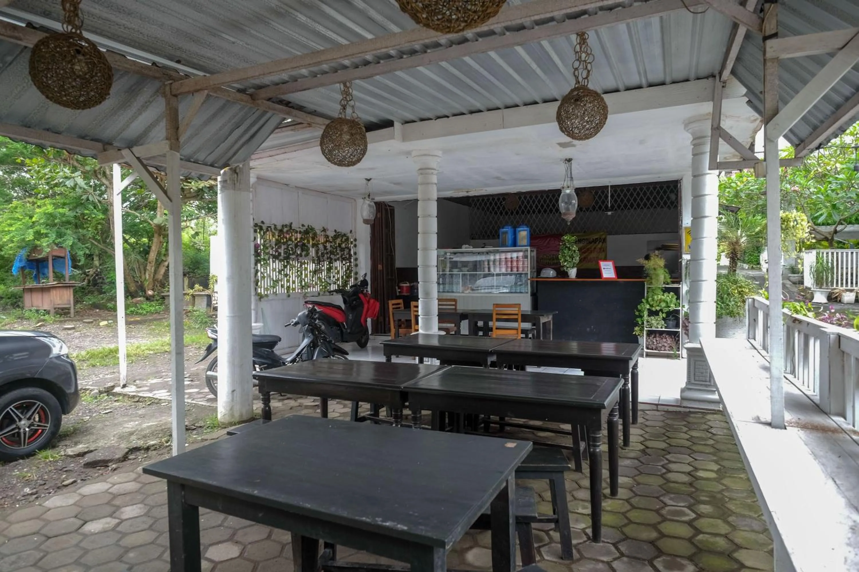 Dining area in RedDoorz at Paris Ocean