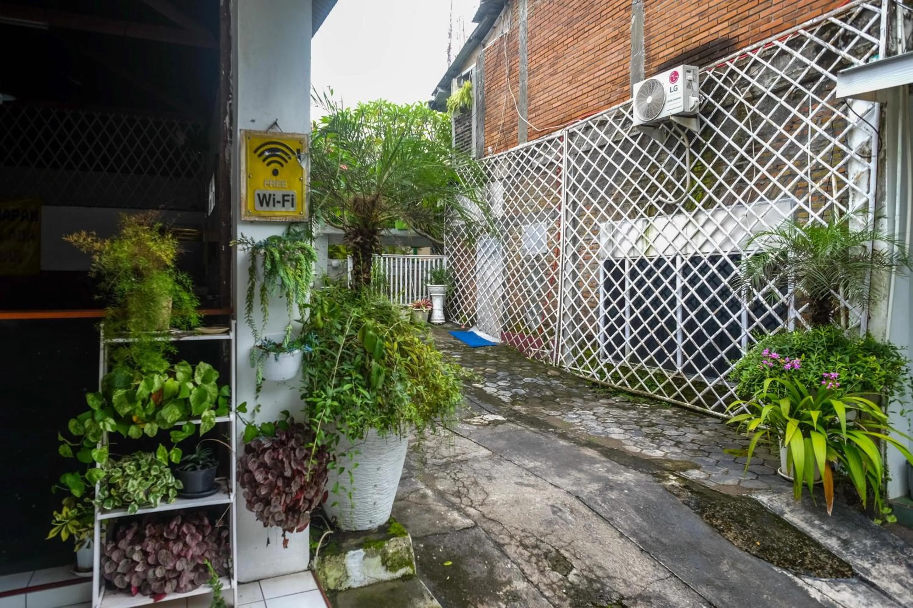 Property building in RedDoorz at Paris Ocean