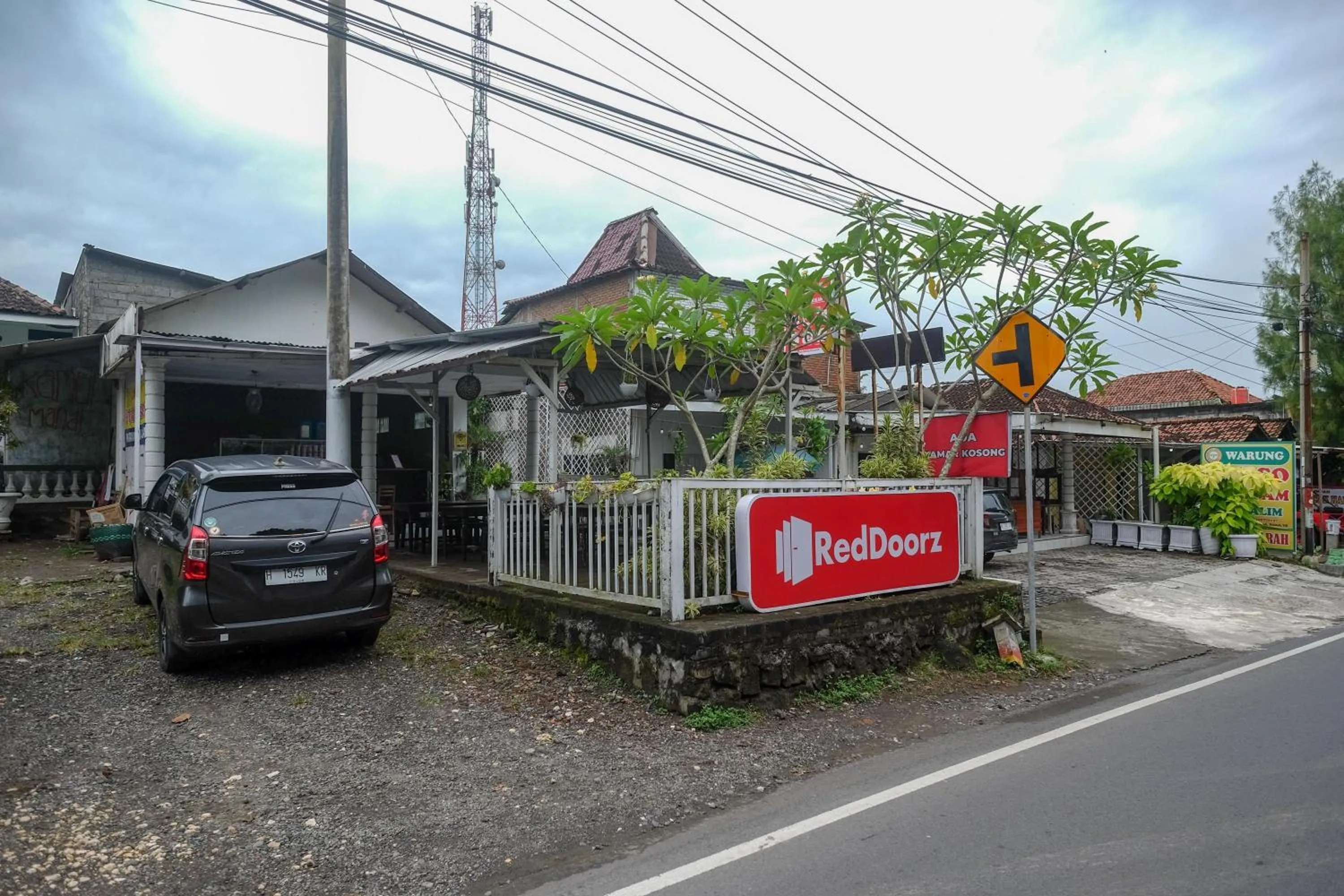 Property building in RedDoorz at Paris Ocean