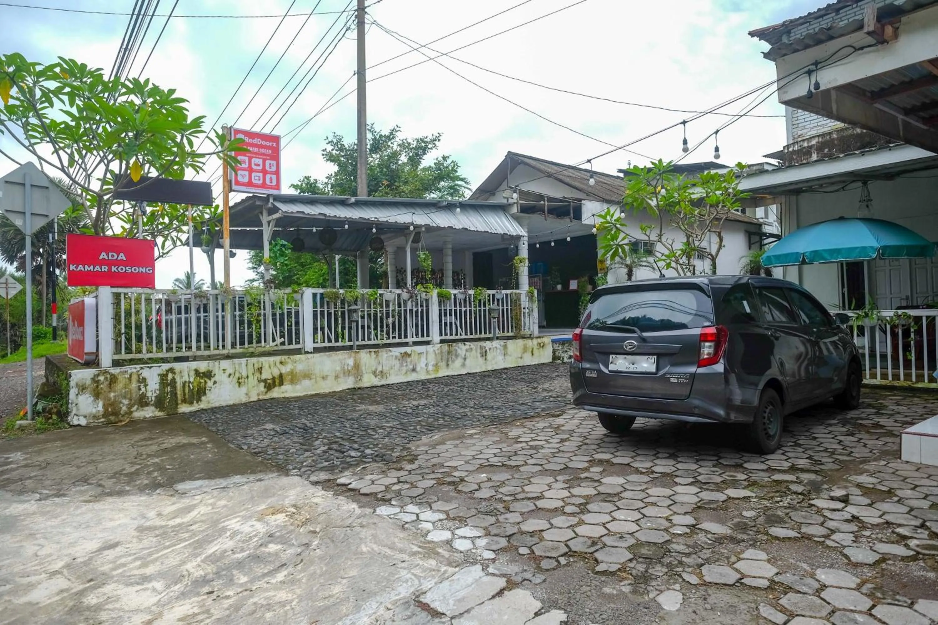 Property building in RedDoorz at Paris Ocean