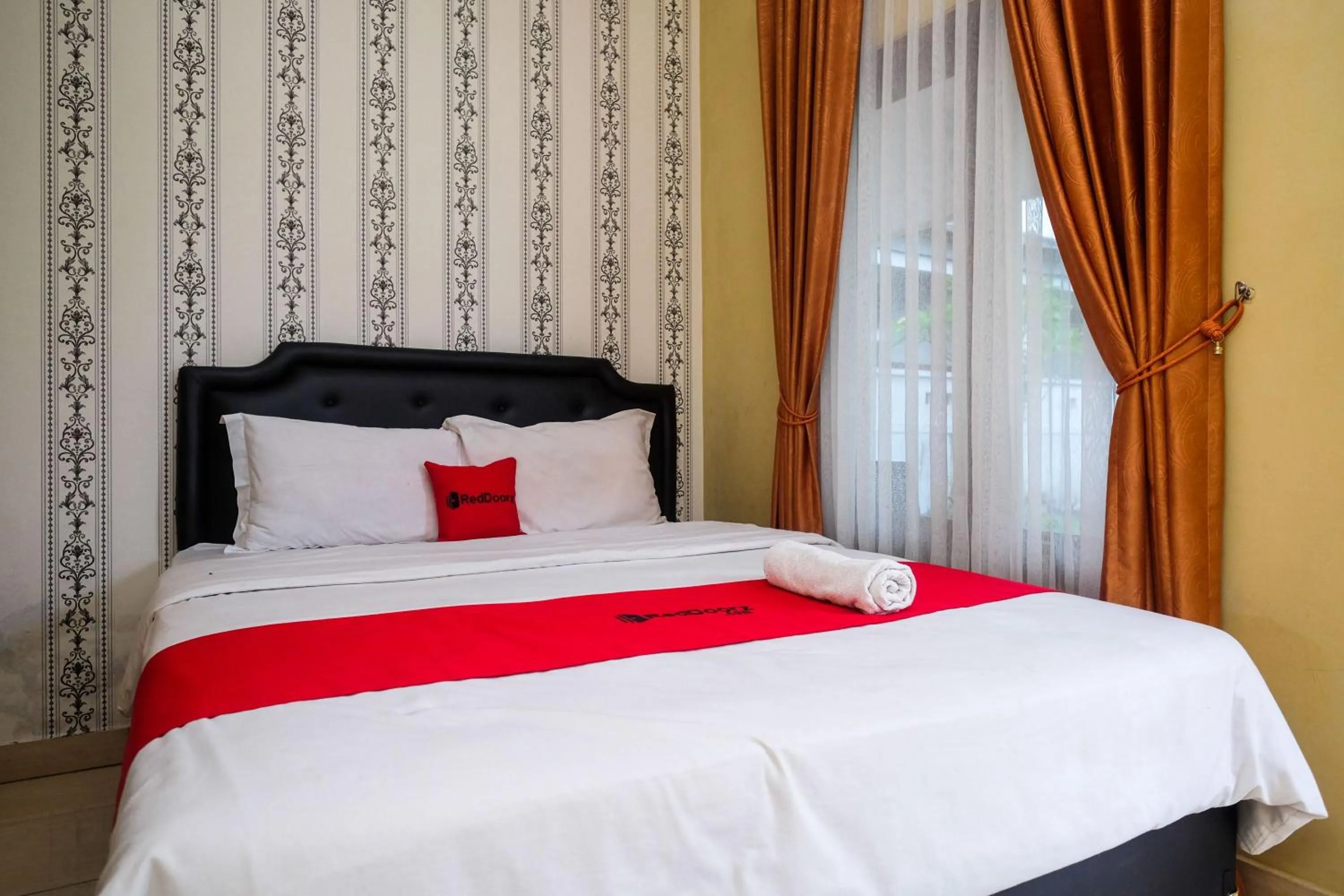 Bedroom, Bed in RedDoorz at Paris Ocean