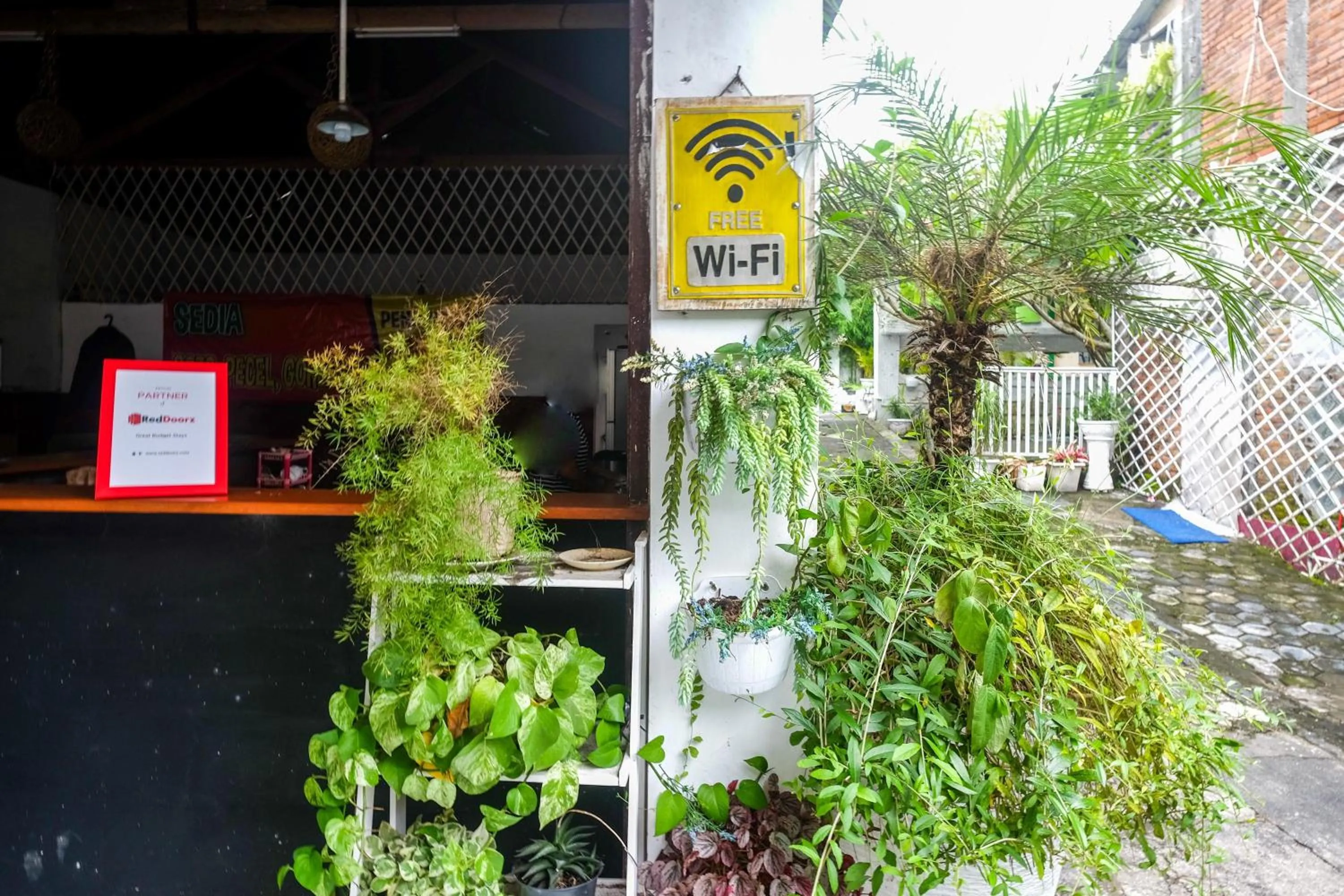 Lobby or reception in RedDoorz at Paris Ocean