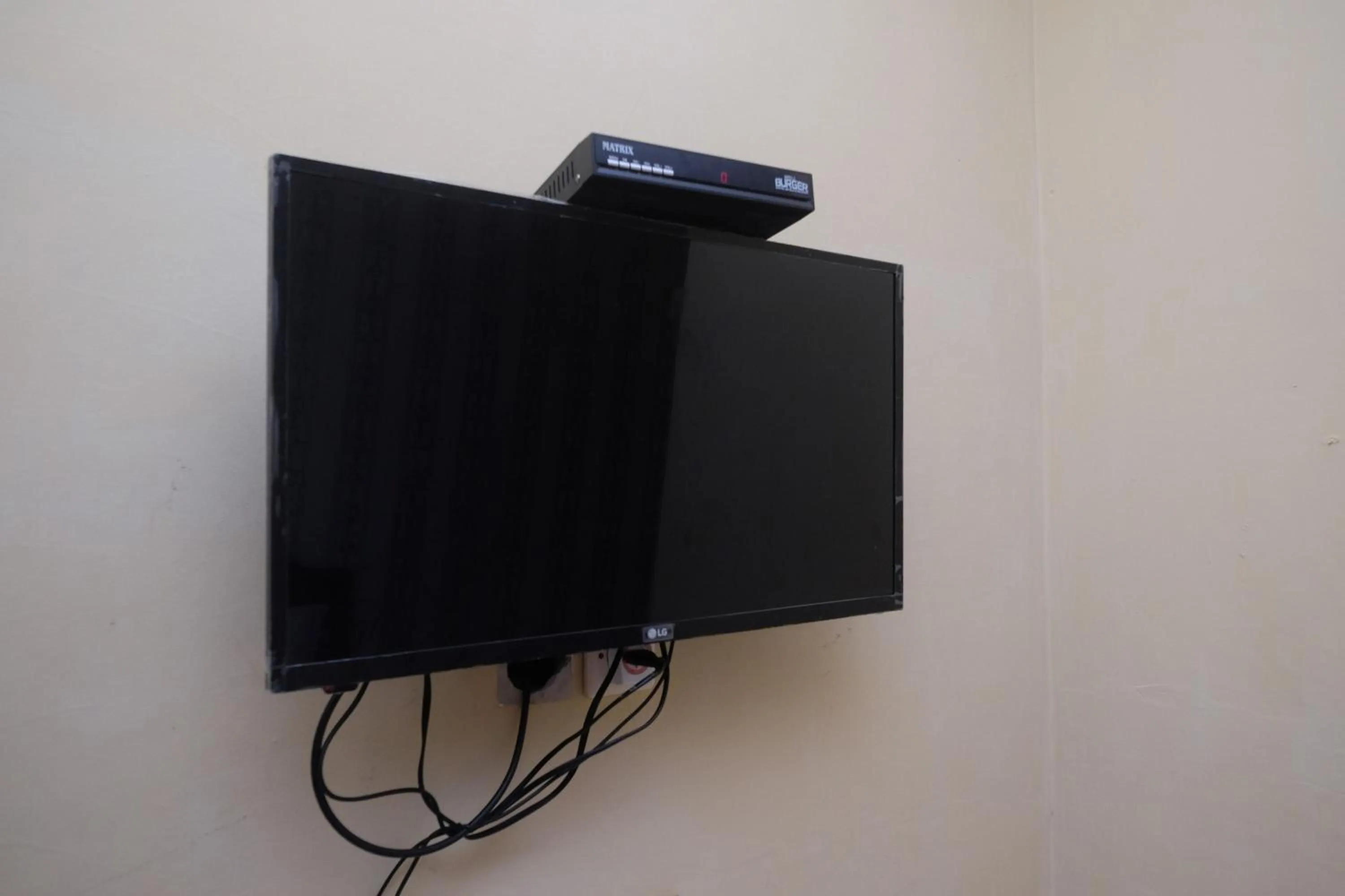 TV and multimedia in RedDoorz at Paris Ocean