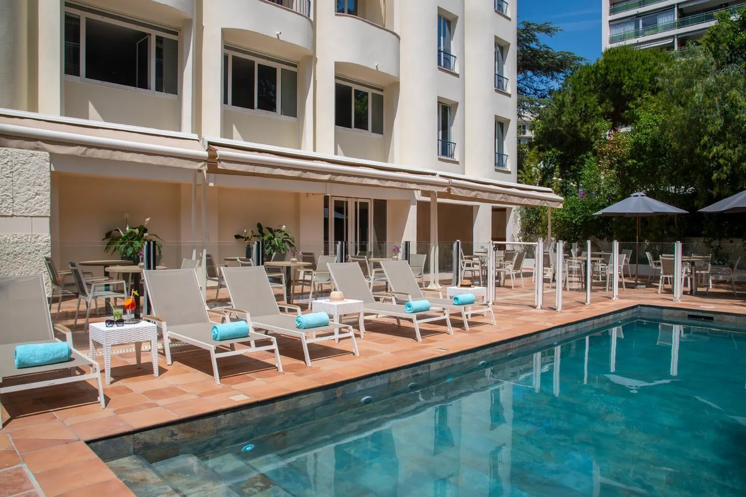 Swimming pool in Hotel Amarante Cannes