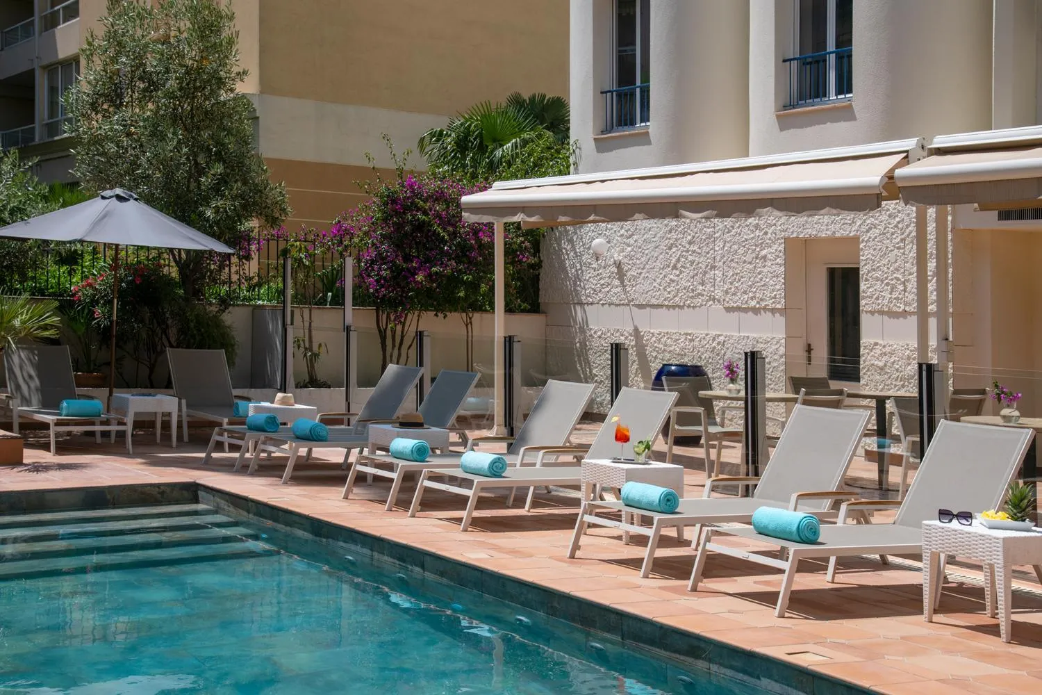 Swimming pool in Hotel Amarante Cannes
