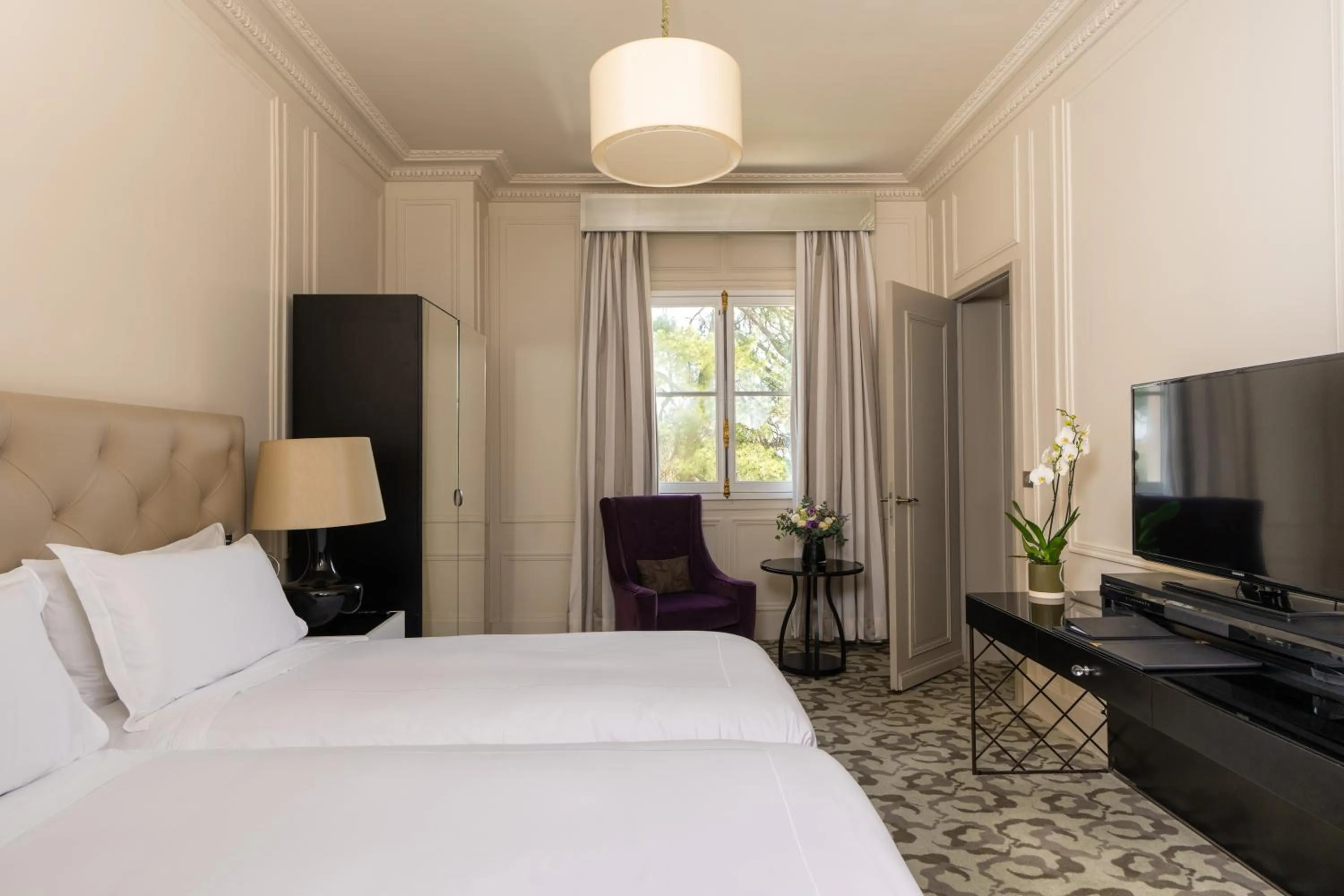 Photo of the whole room, Bed in Waldorf Astoria Versailles - Trianon Palace