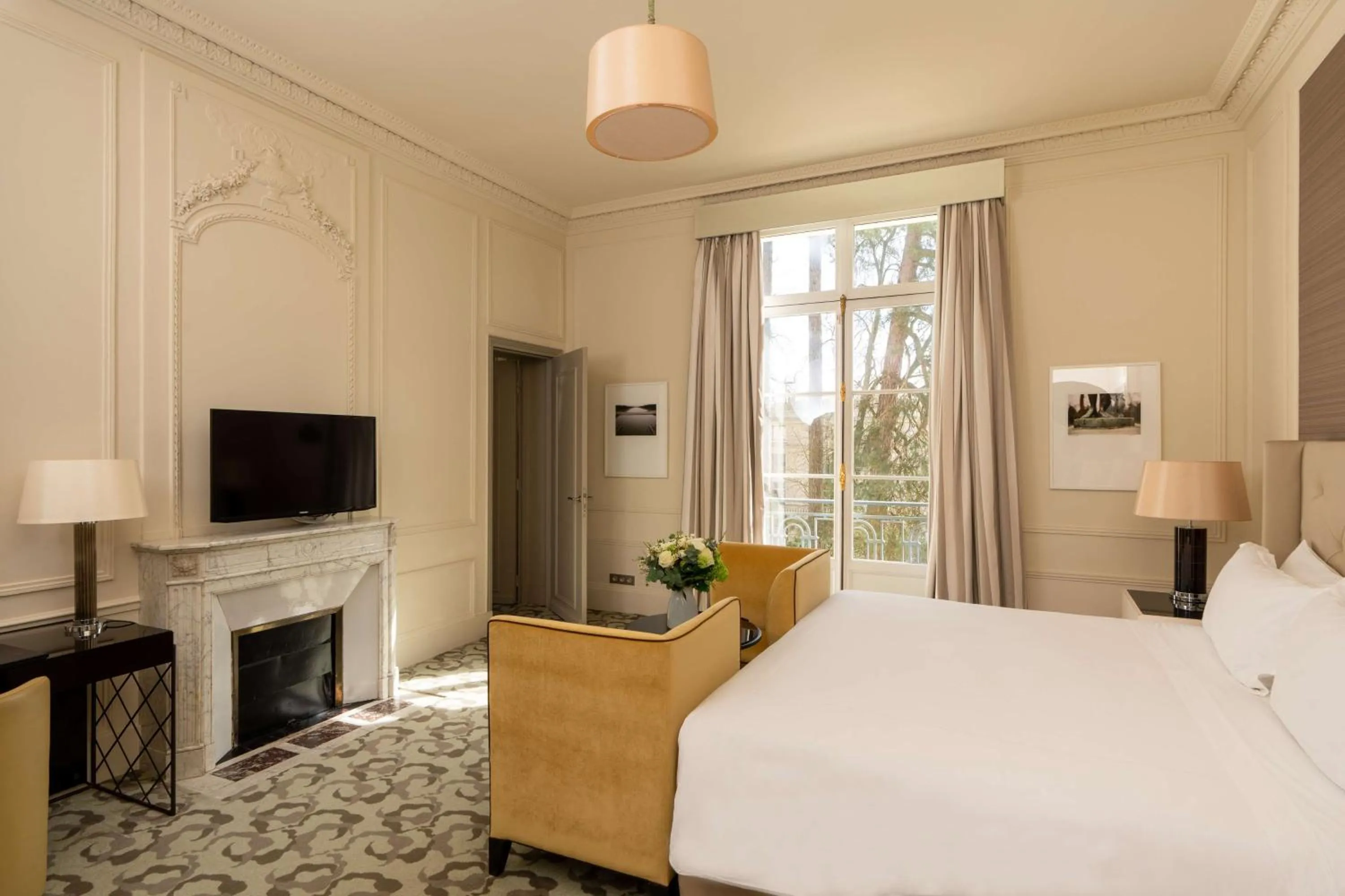 Living room, Bed in Waldorf Astoria Versailles - Trianon Palace