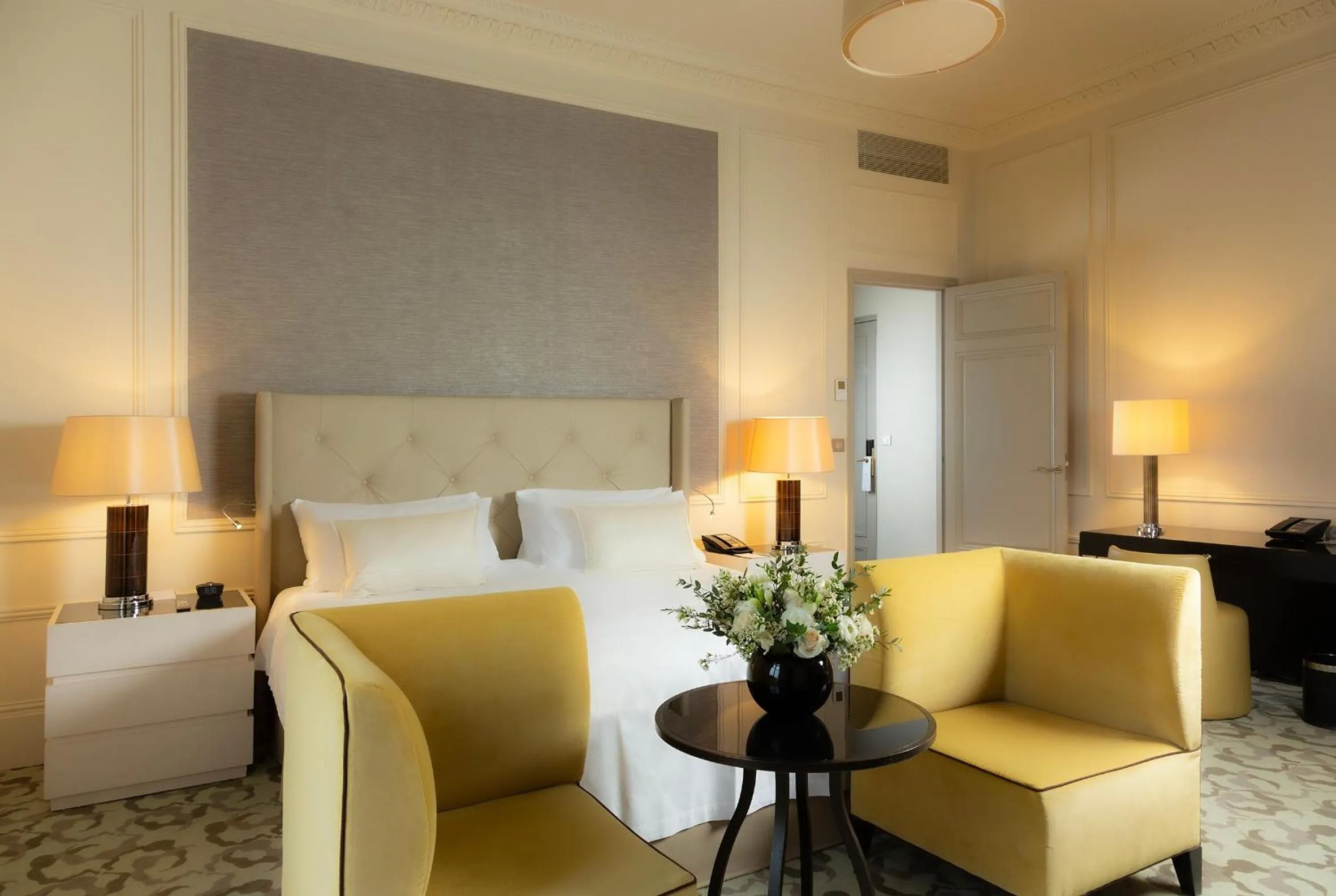 Bedroom, Bed in Waldorf Astoria Versailles - Trianon Palace