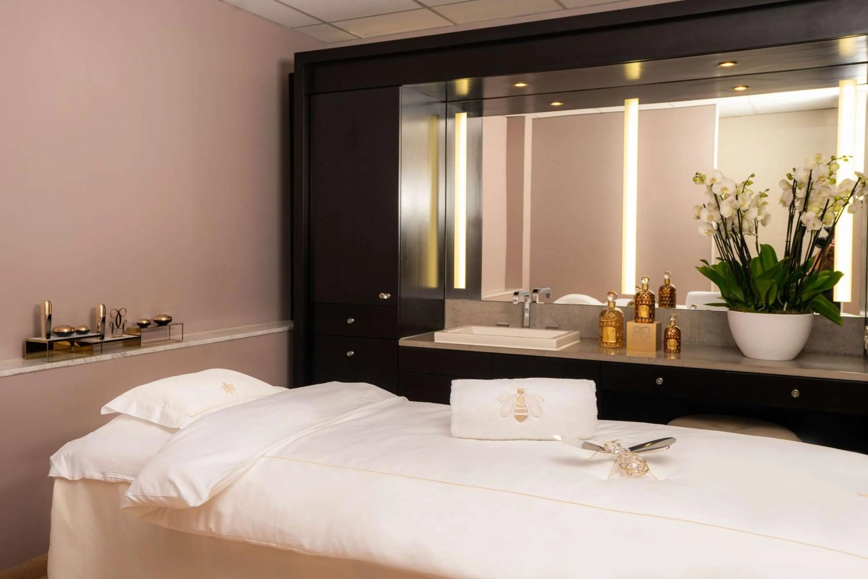 Spa and wellness centre/facilities, Bed in Waldorf Astoria Versailles - Trianon Palace