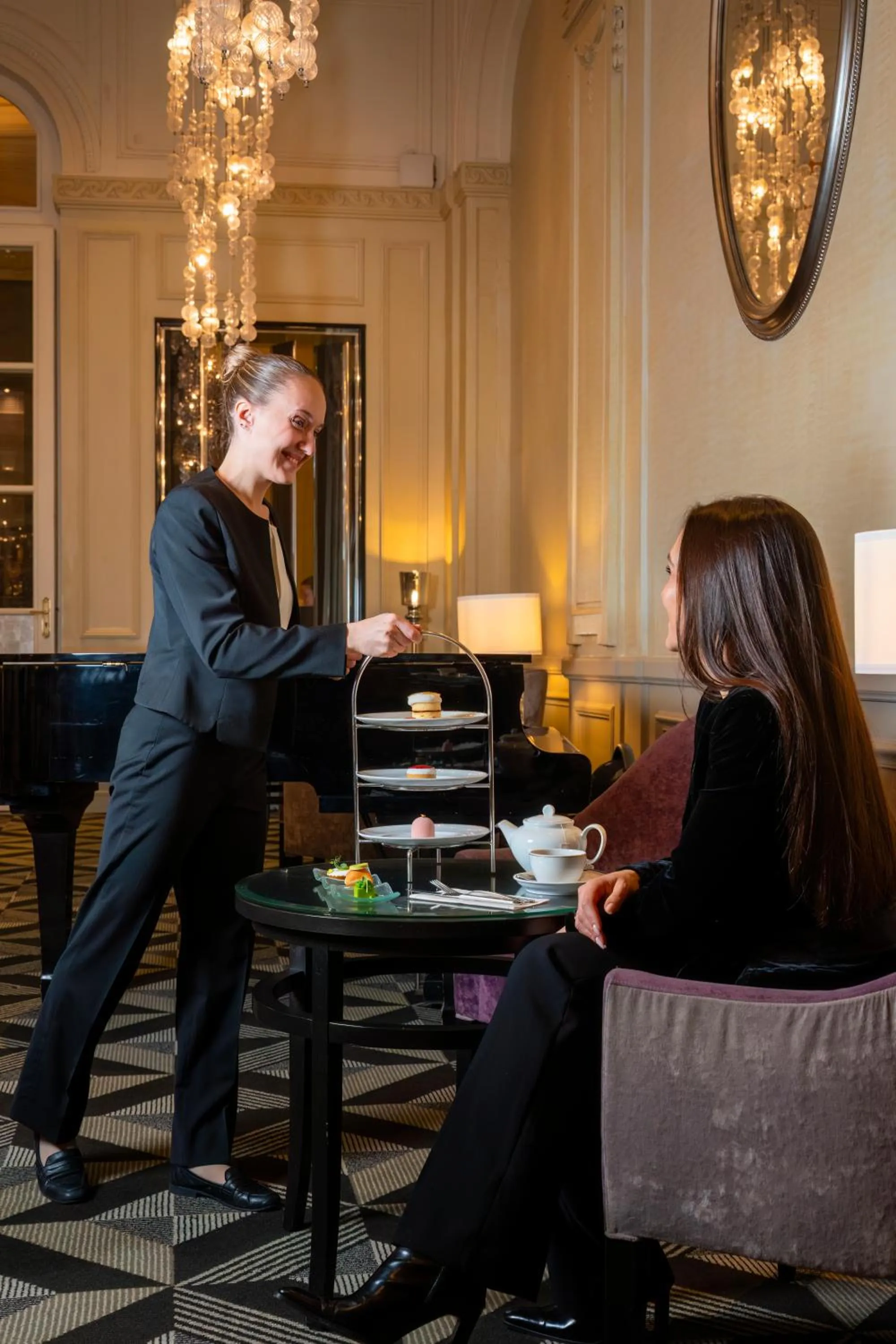 Lounge or bar in Waldorf Astoria Versailles - Trianon Palace