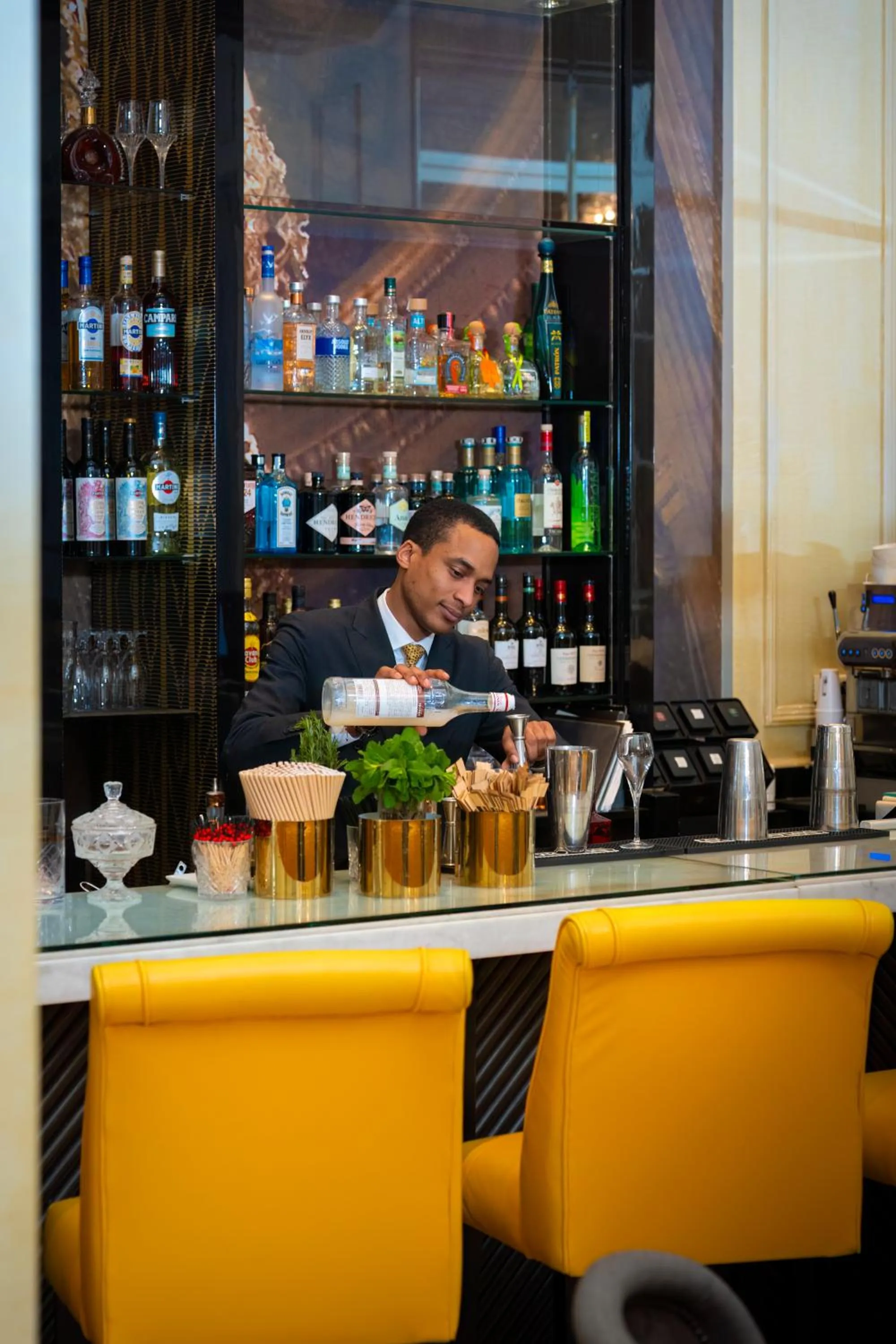 Lounge or bar in Waldorf Astoria Versailles - Trianon Palace
