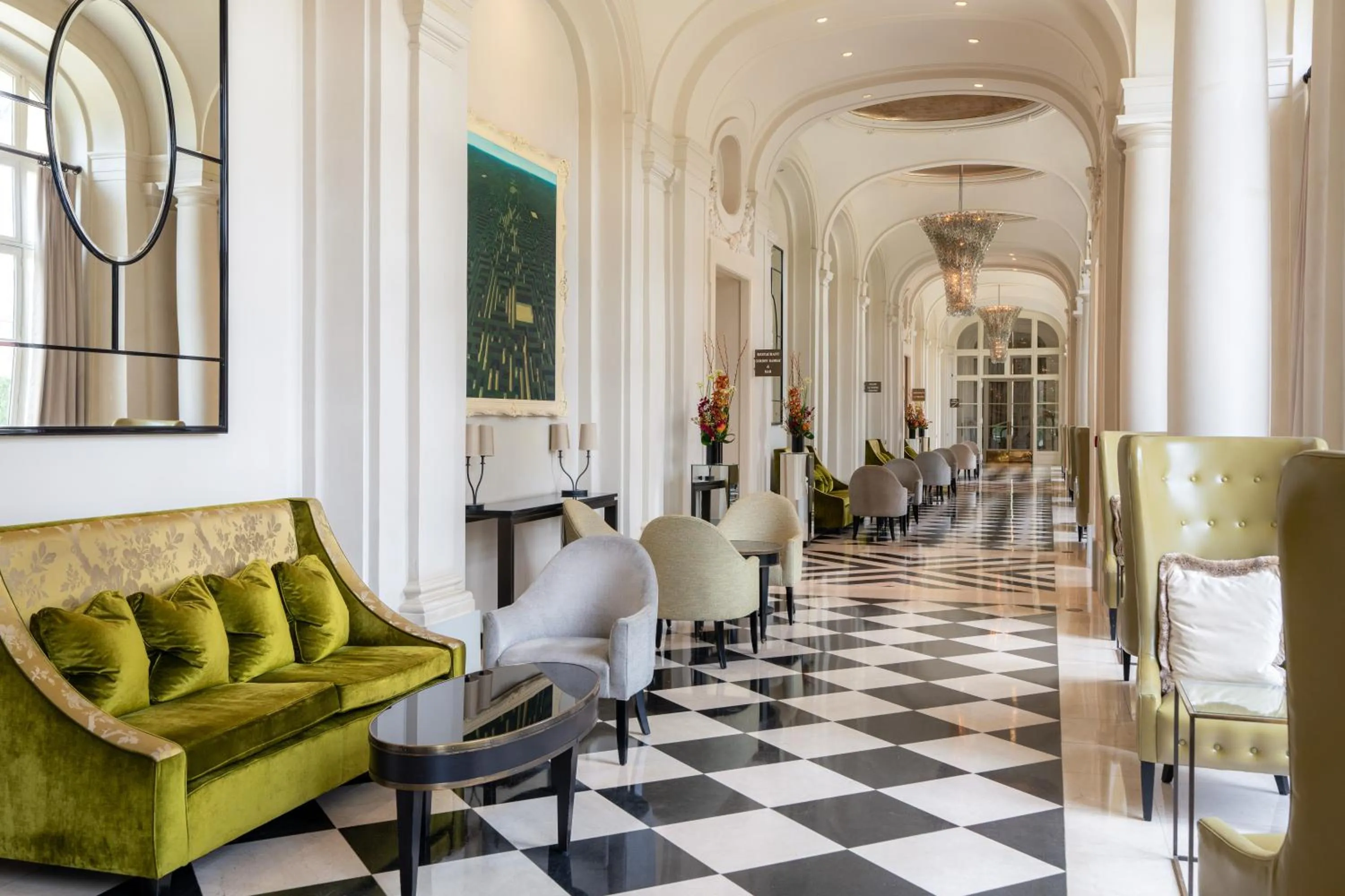 Lounge or bar in Waldorf Astoria Versailles - Trianon Palace