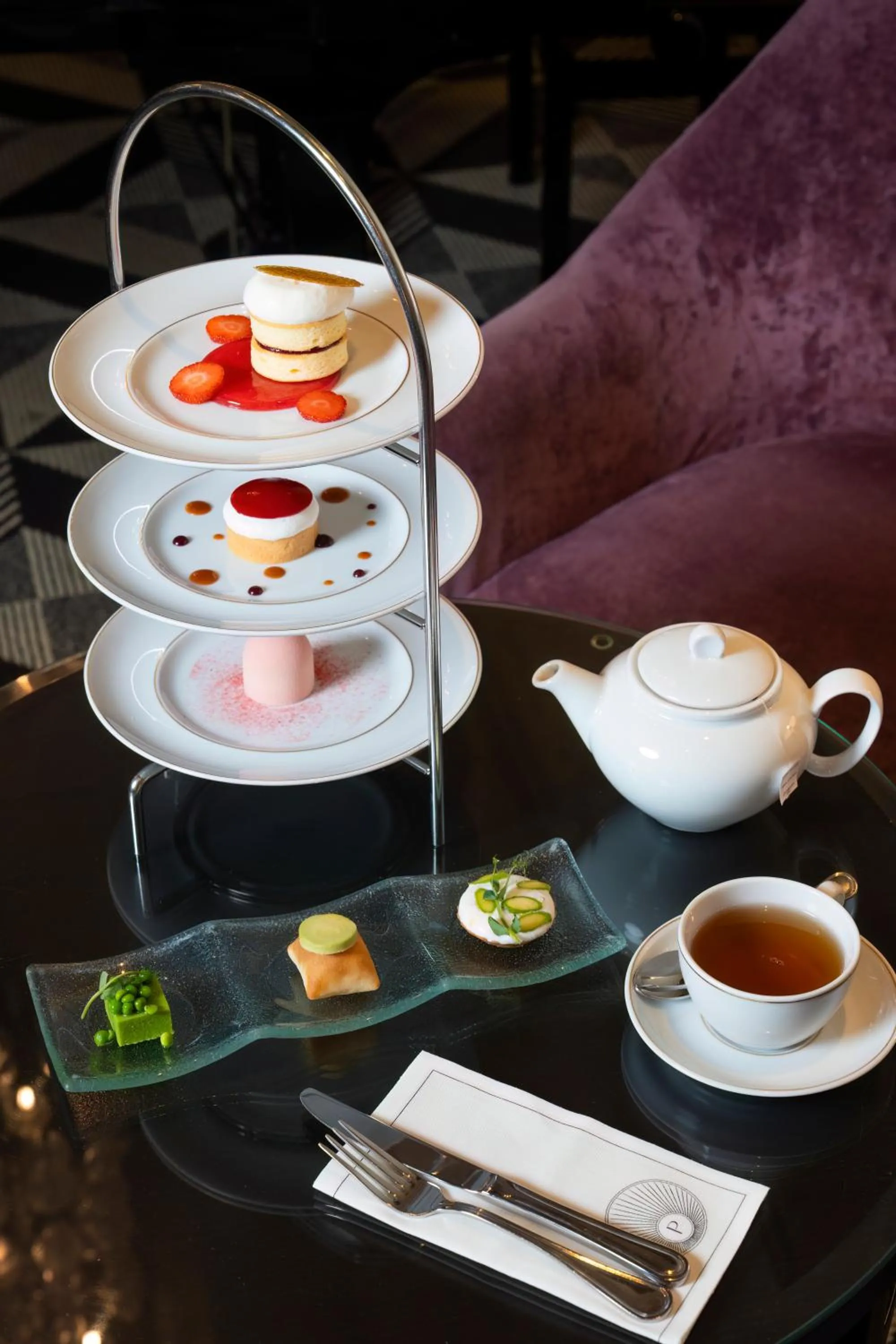 Lounge or bar in Waldorf Astoria Versailles - Trianon Palace