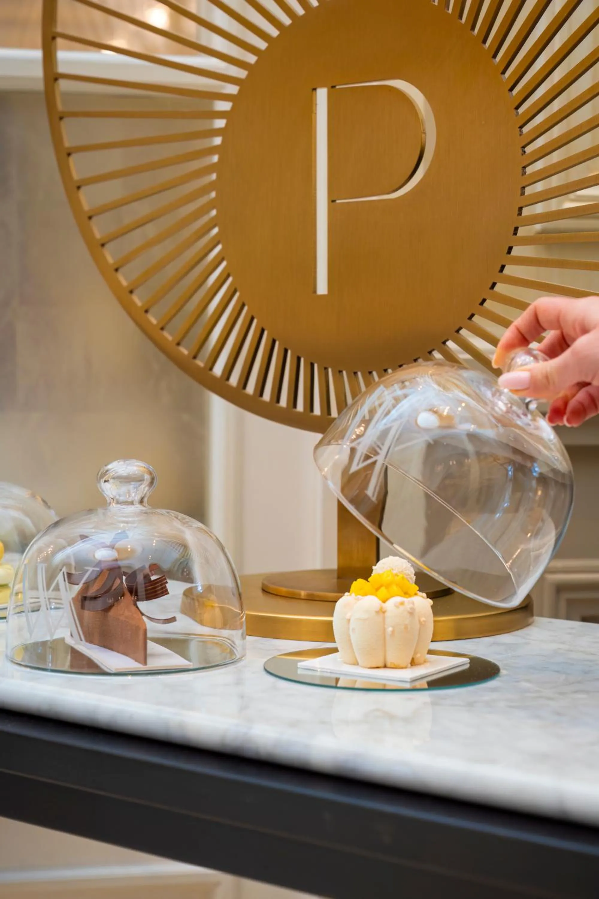 Lounge or bar in Waldorf Astoria Versailles - Trianon Palace