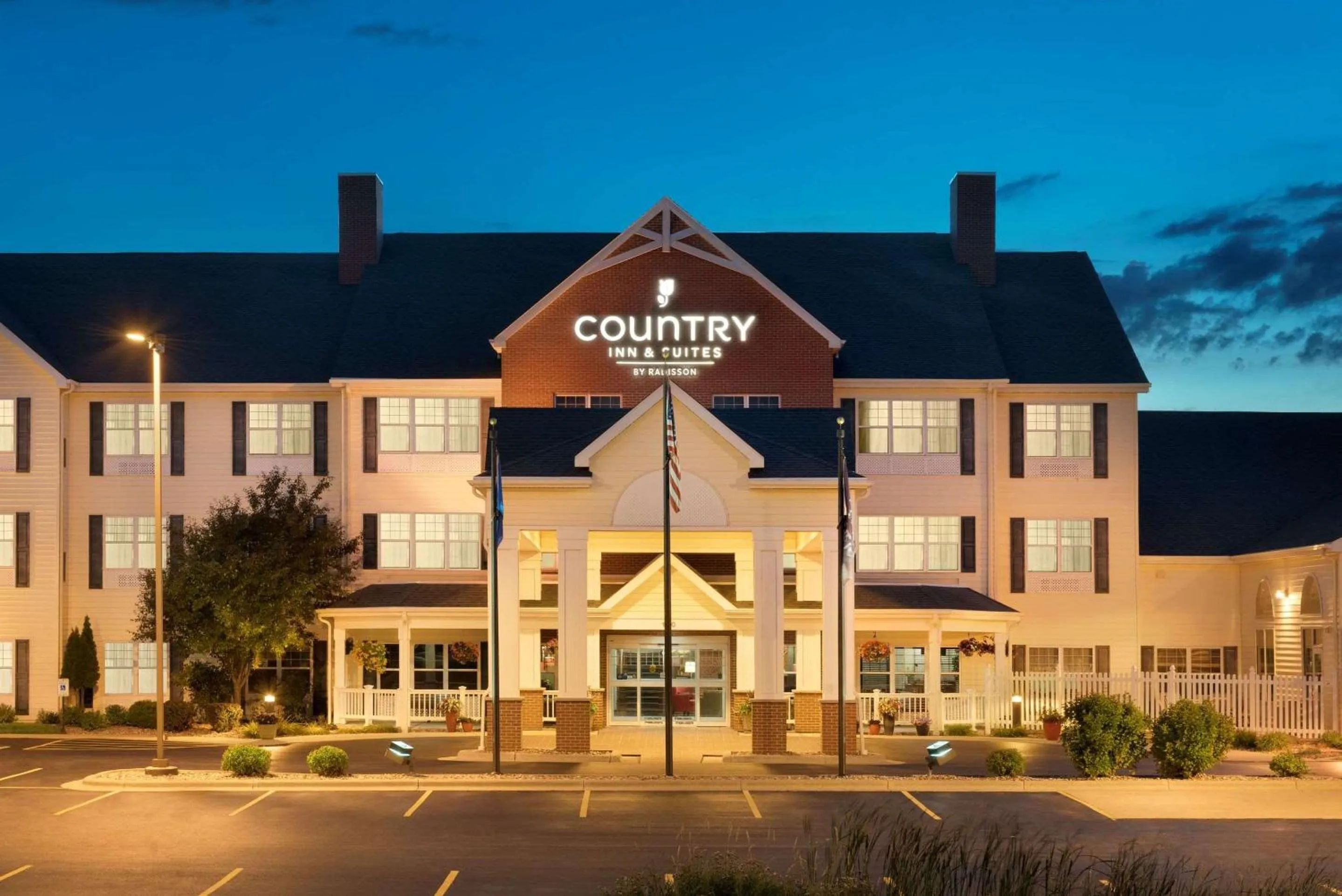 Property building in Country Inn & Suites by Radisson, Appleton North, WI