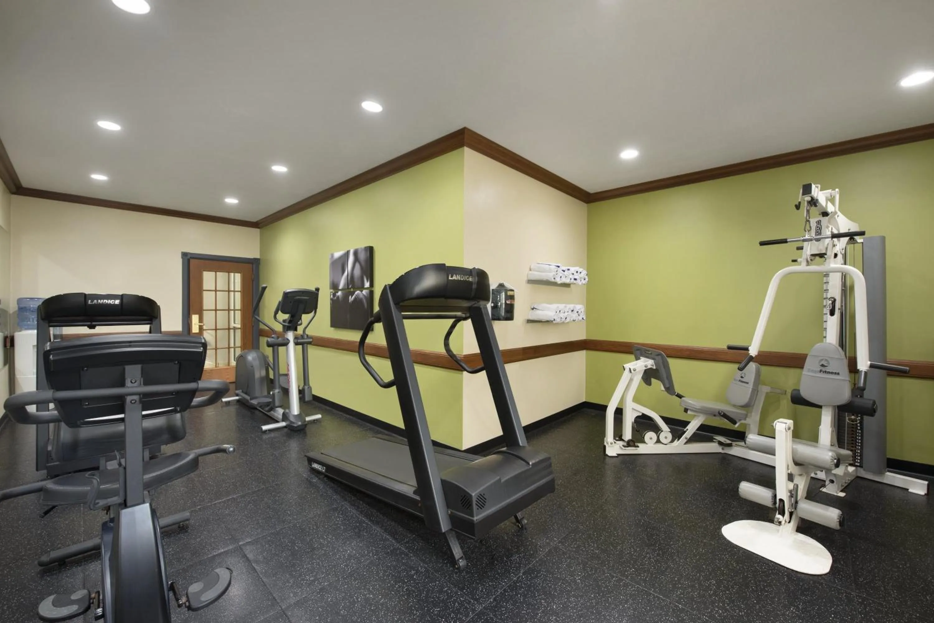 Fitness centre/facilities in Country Inn & Suites by Radisson, Appleton North, WI
