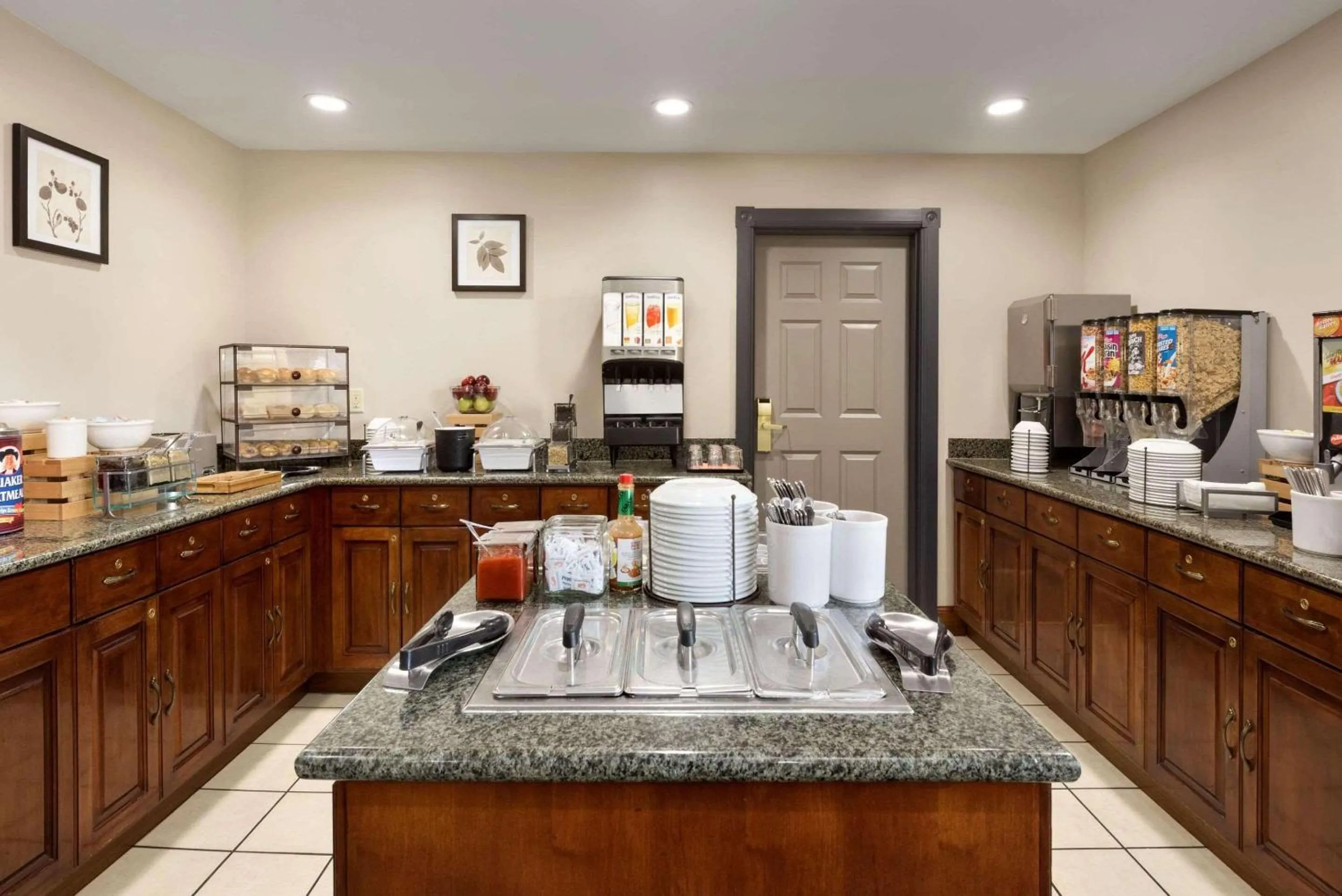 Breakfast in Country Inn & Suites by Radisson, Appleton North, WI