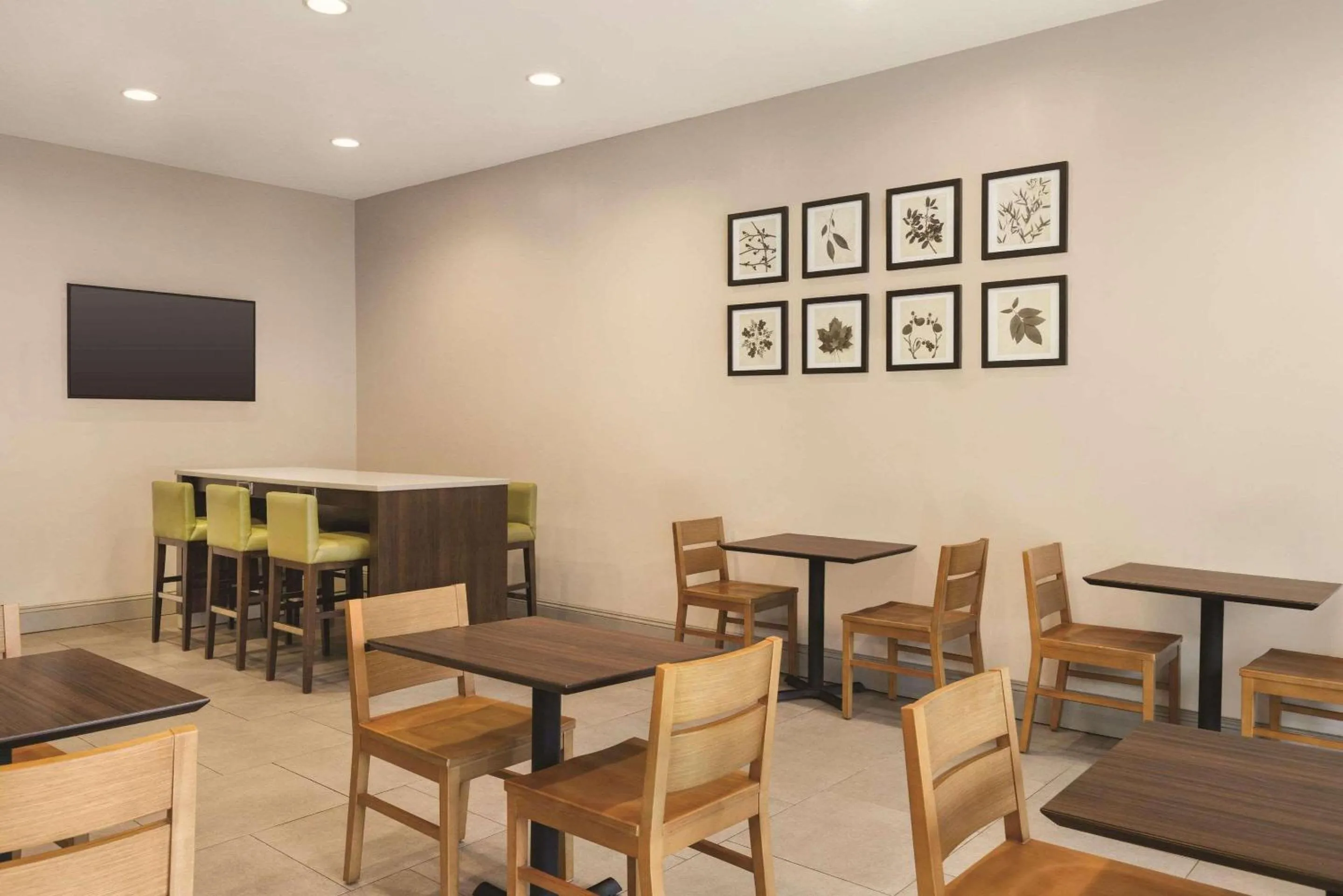 Communal lounge/ TV room in Country Inn & Suites by Radisson, Conyers, GA