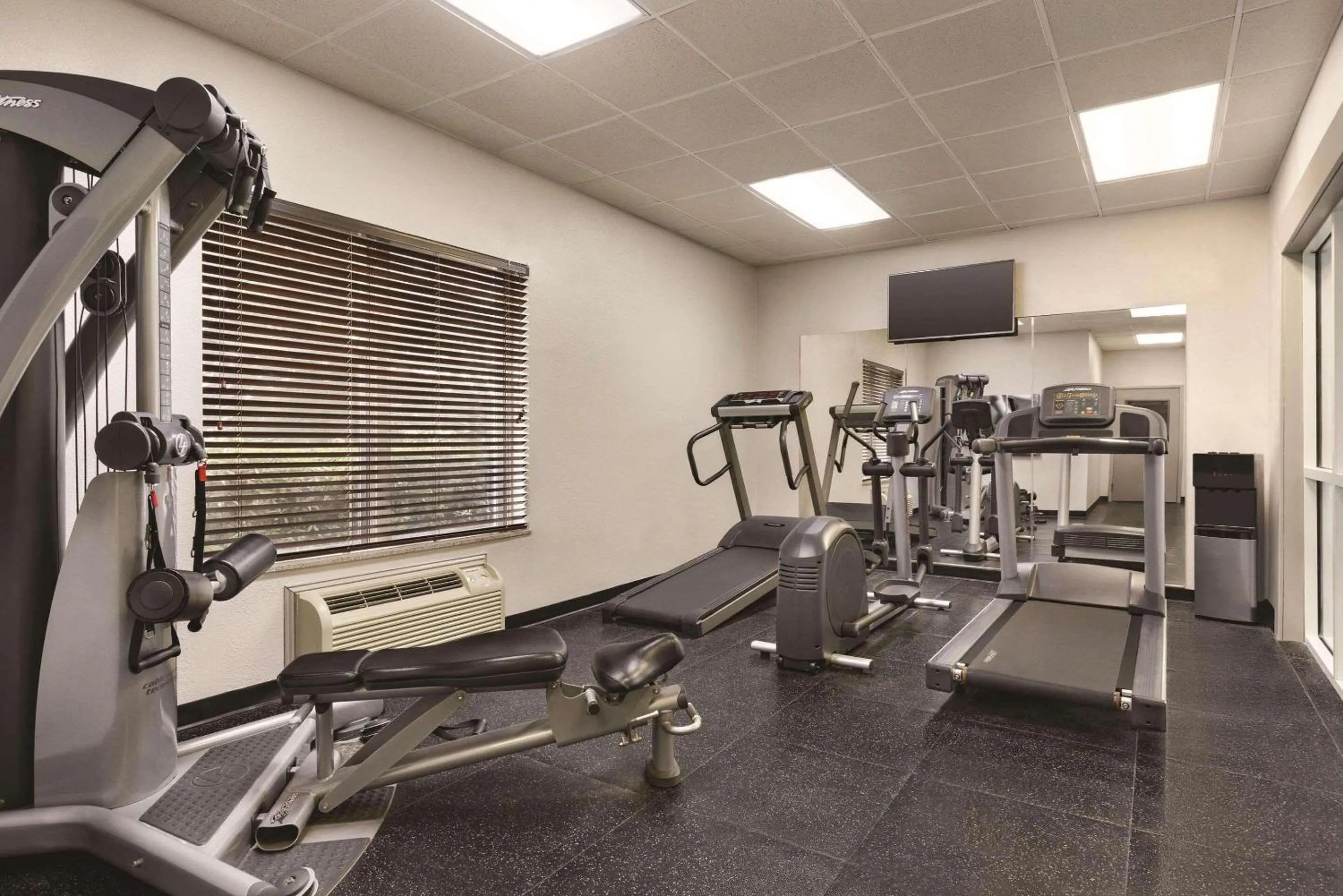 Fitness centre/facilities in Country Inn & Suites by Radisson, Conyers, GA