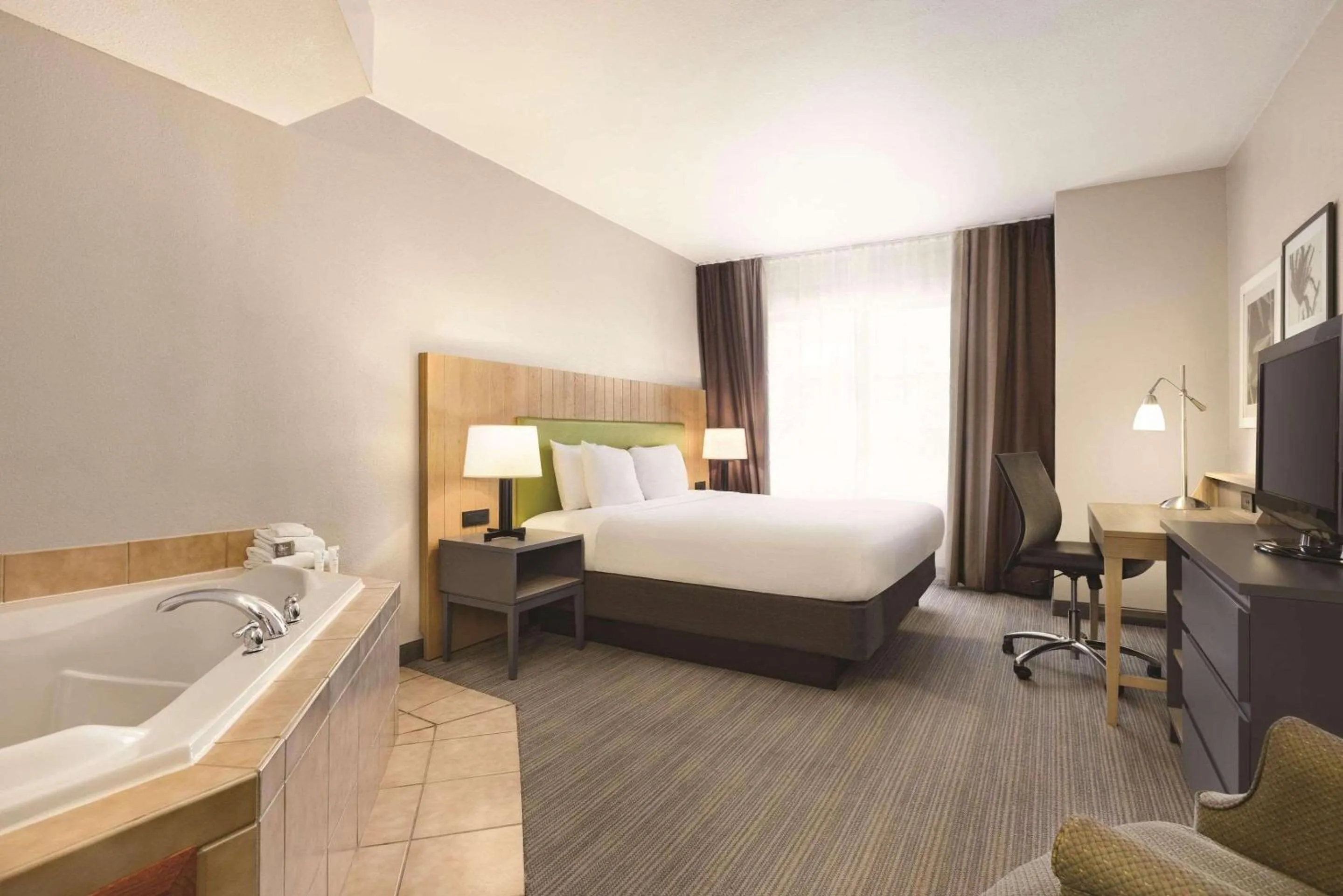 Hot Tub, Bed in Country Inn & Suites by Radisson, Conyers, GA