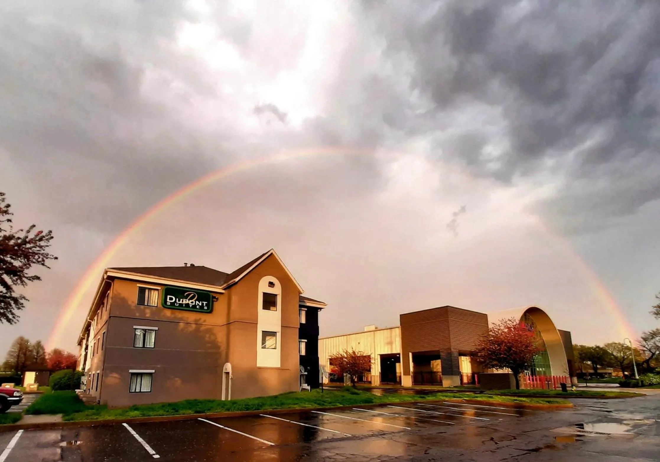 Property building in DuPont Suites - Louisville - St. Matthews