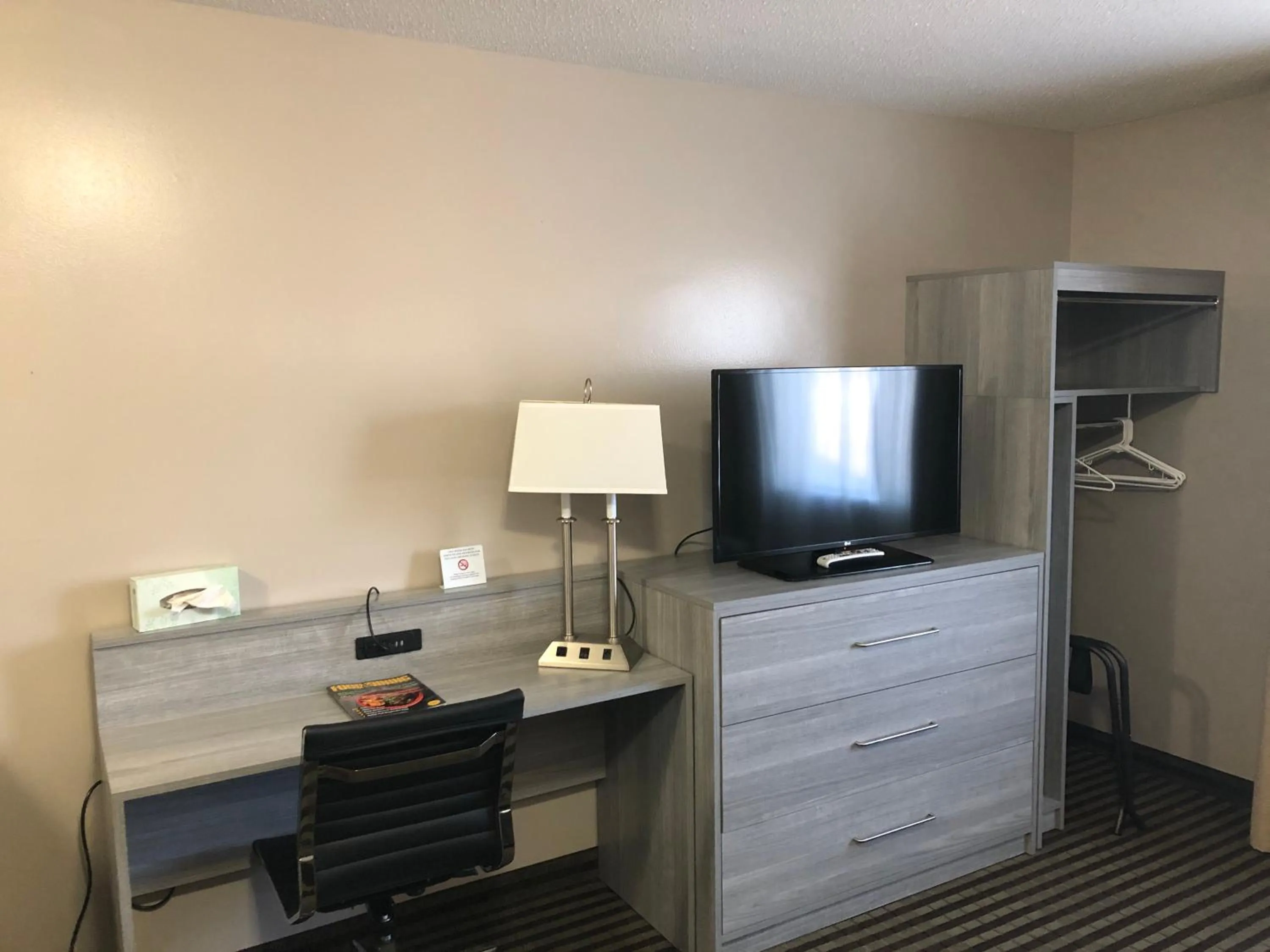 Communal lounge/ TV room in DuPont Suites - Louisville - St. Matthews