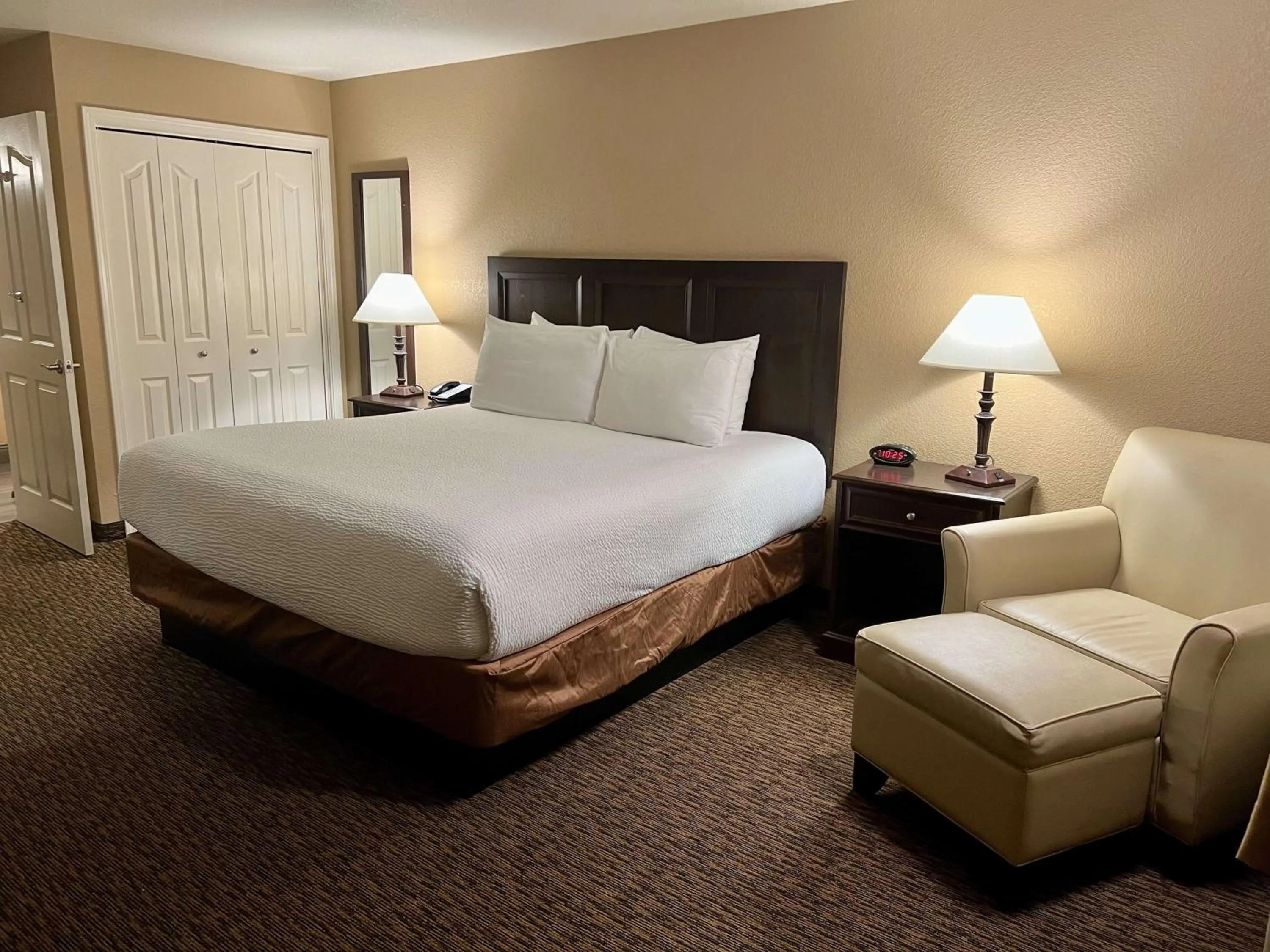 Bedroom, Bed in Best Western Country Inn