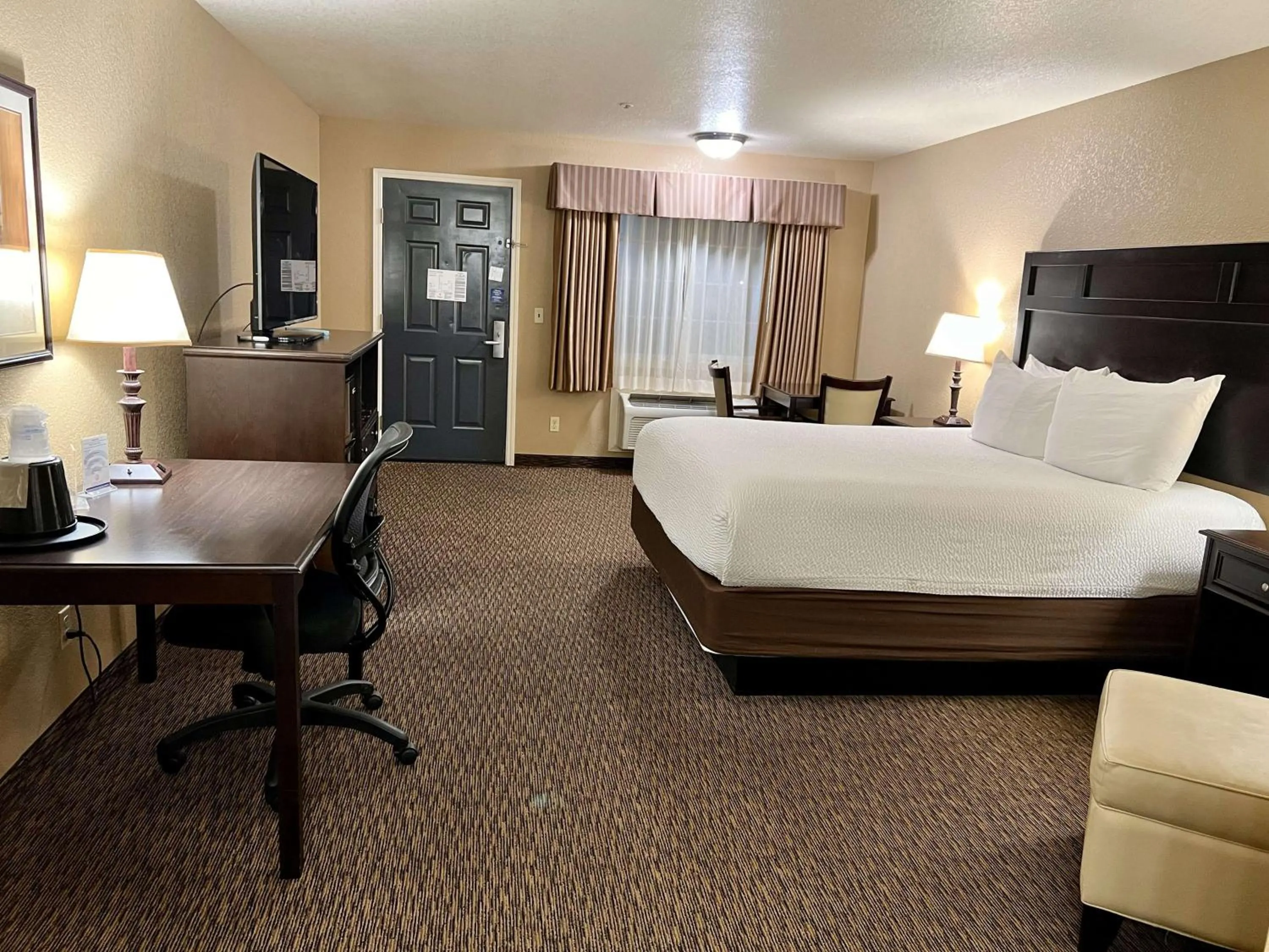 Photo of the whole room, Bed in Best Western Country Inn