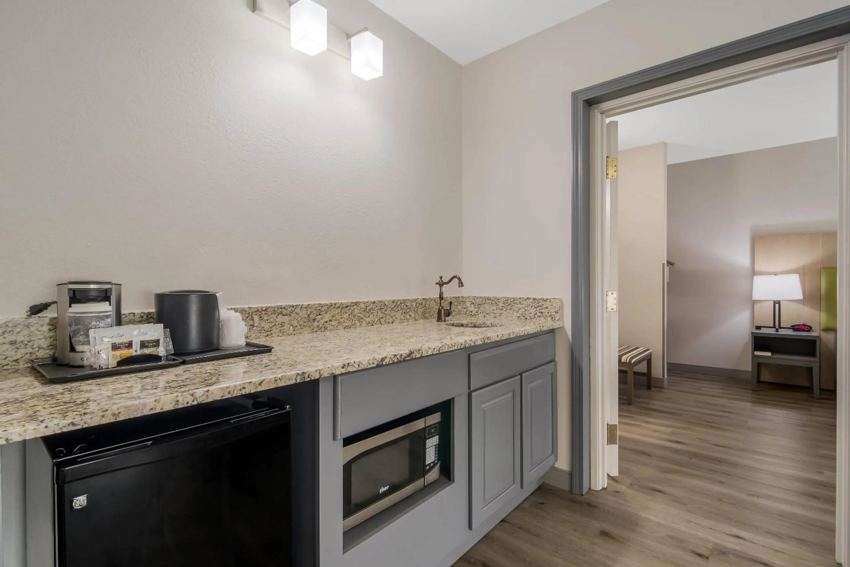 Bedroom in Country Inn & Suites by Radisson, Goldsboro, NC