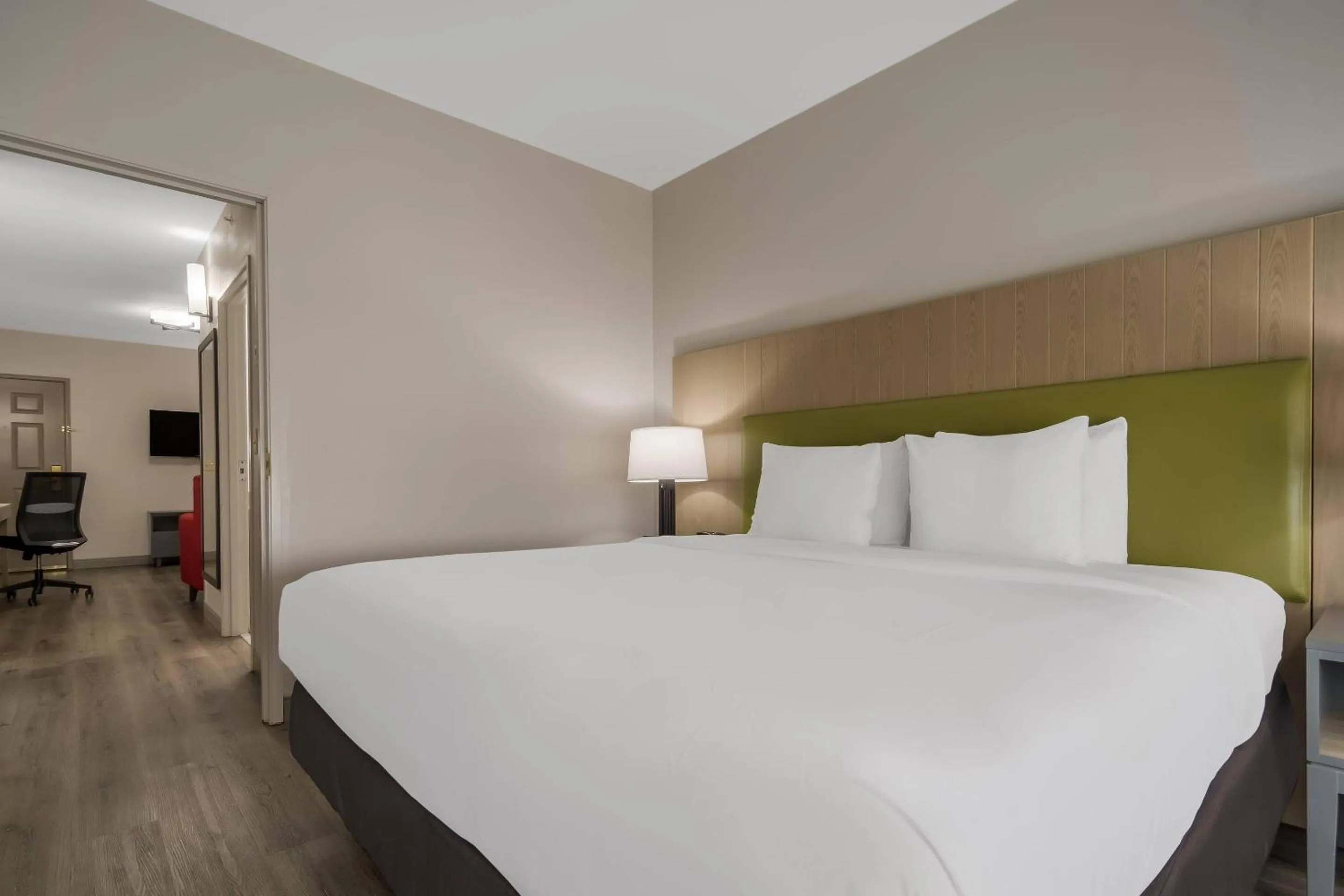 Bedroom, Bed in Country Inn & Suites by Radisson, Goldsboro, NC