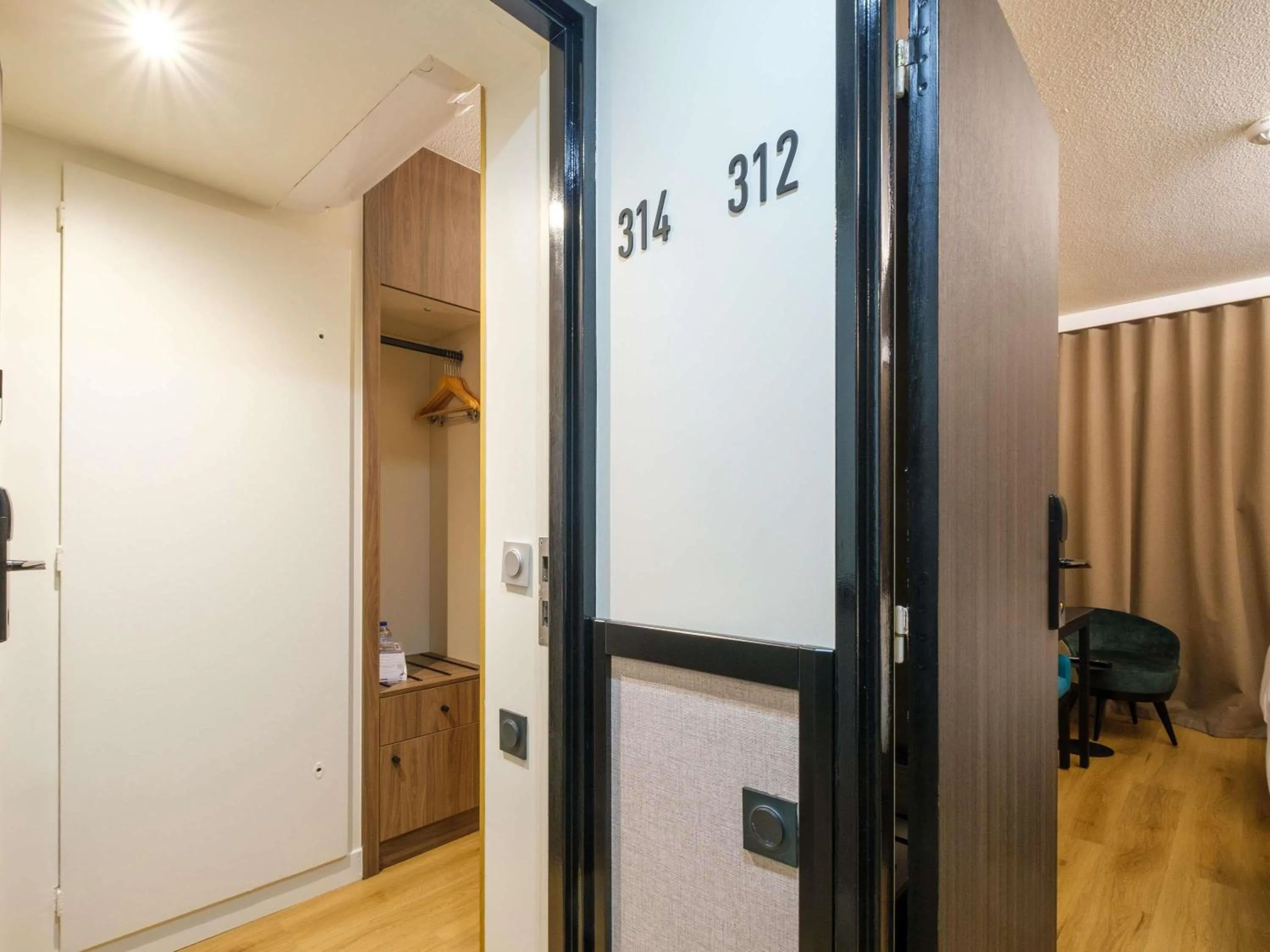 Bedroom in Mercure Paris Nanterre