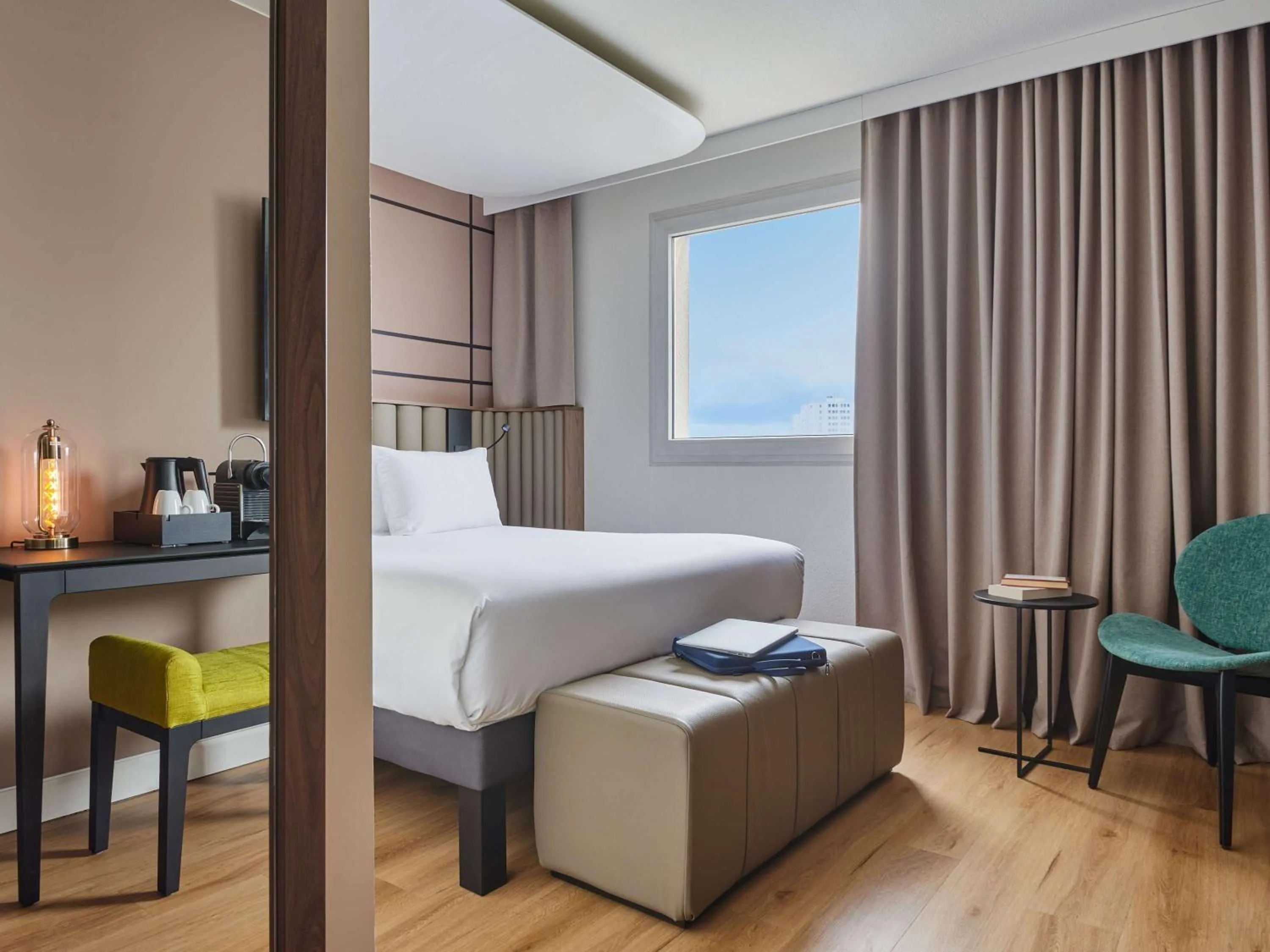 Bedroom, Bed in Qualys - Hotel Nanterre - Paris la DÃ©fense