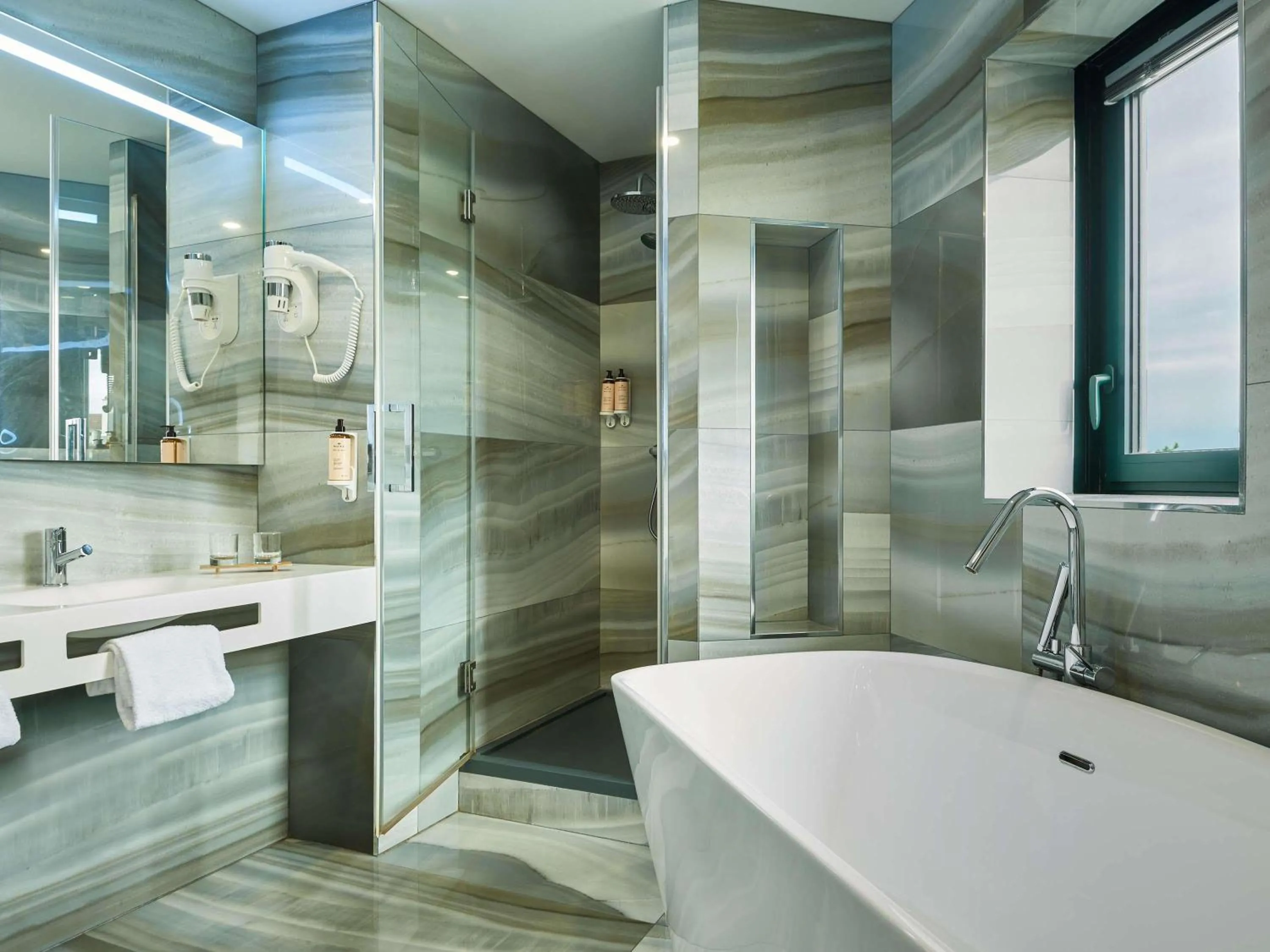 Bedroom in Mercure Paris Nanterre