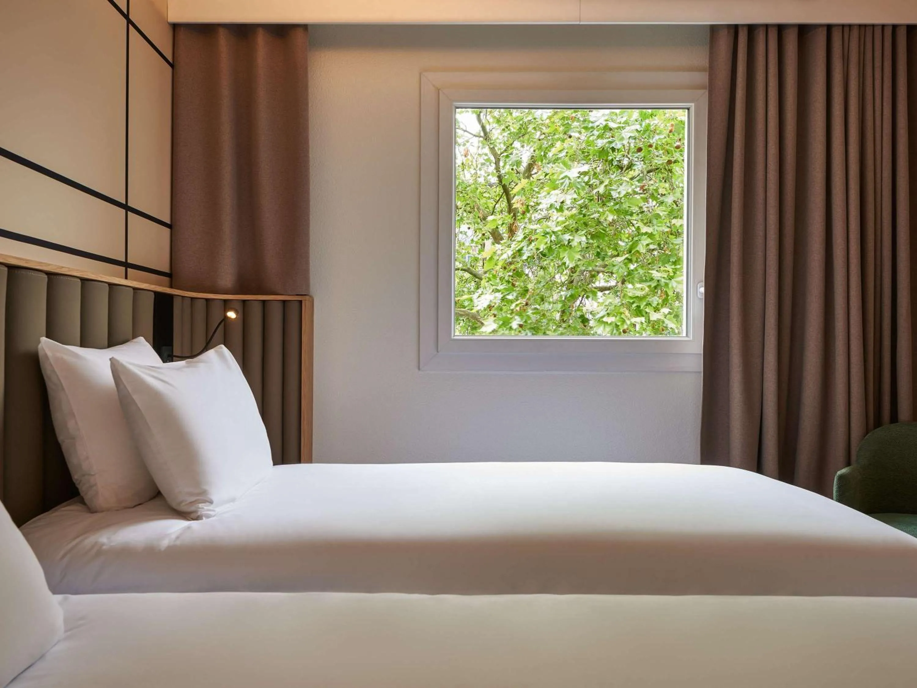 Bedroom, Bed in Qualys - Hotel Nanterre - Paris la DÃ©fense