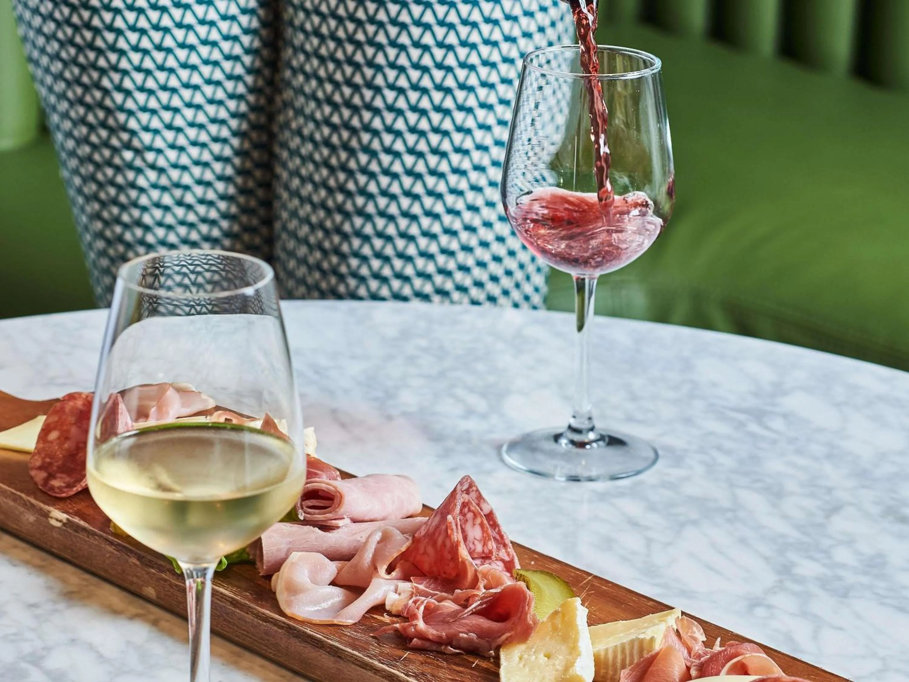 Lounge or bar in Mercure Paris Nanterre