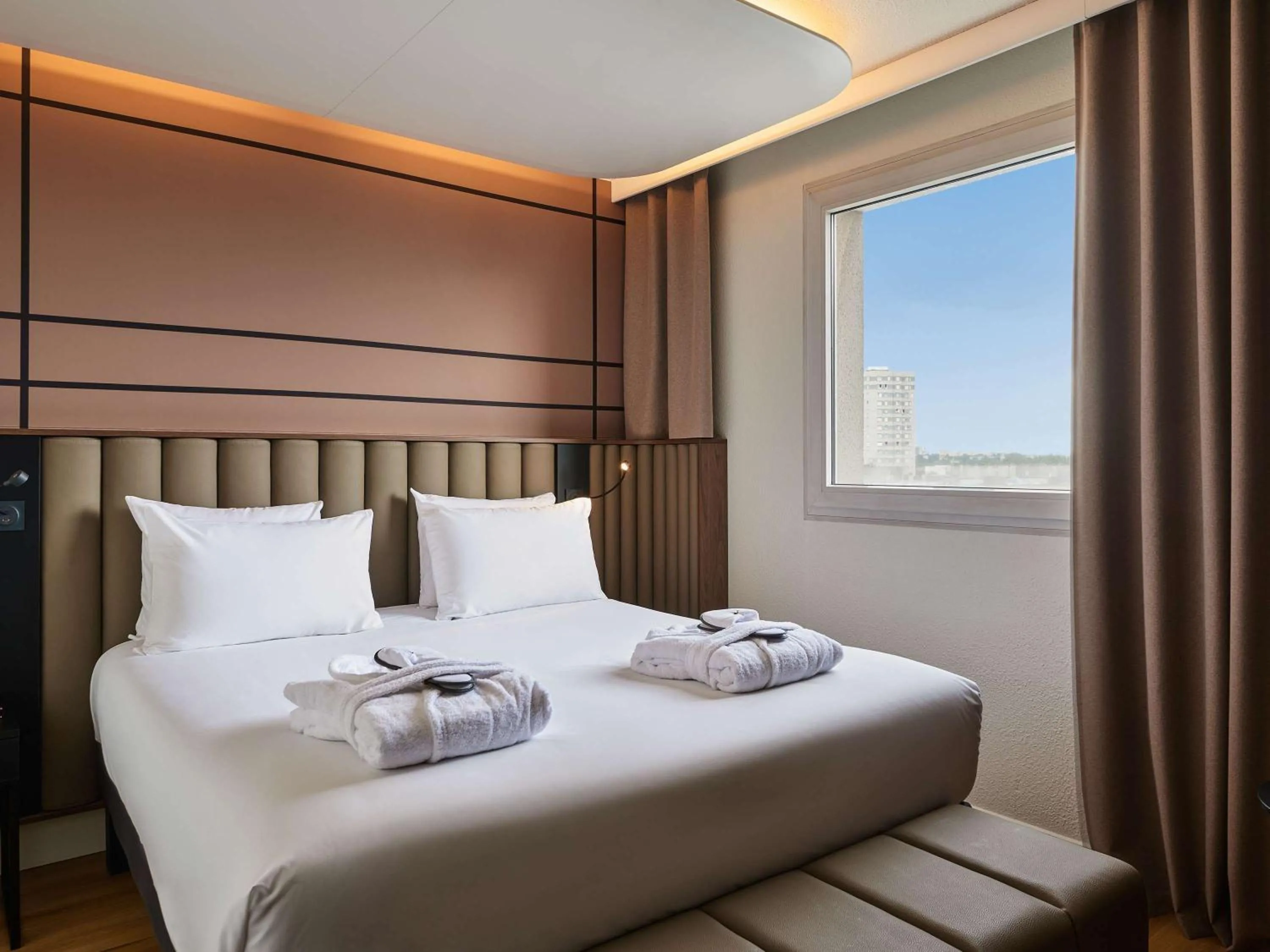 Bedroom, Bed in Qualys - Hotel Nanterre - Paris la DÃ©fense