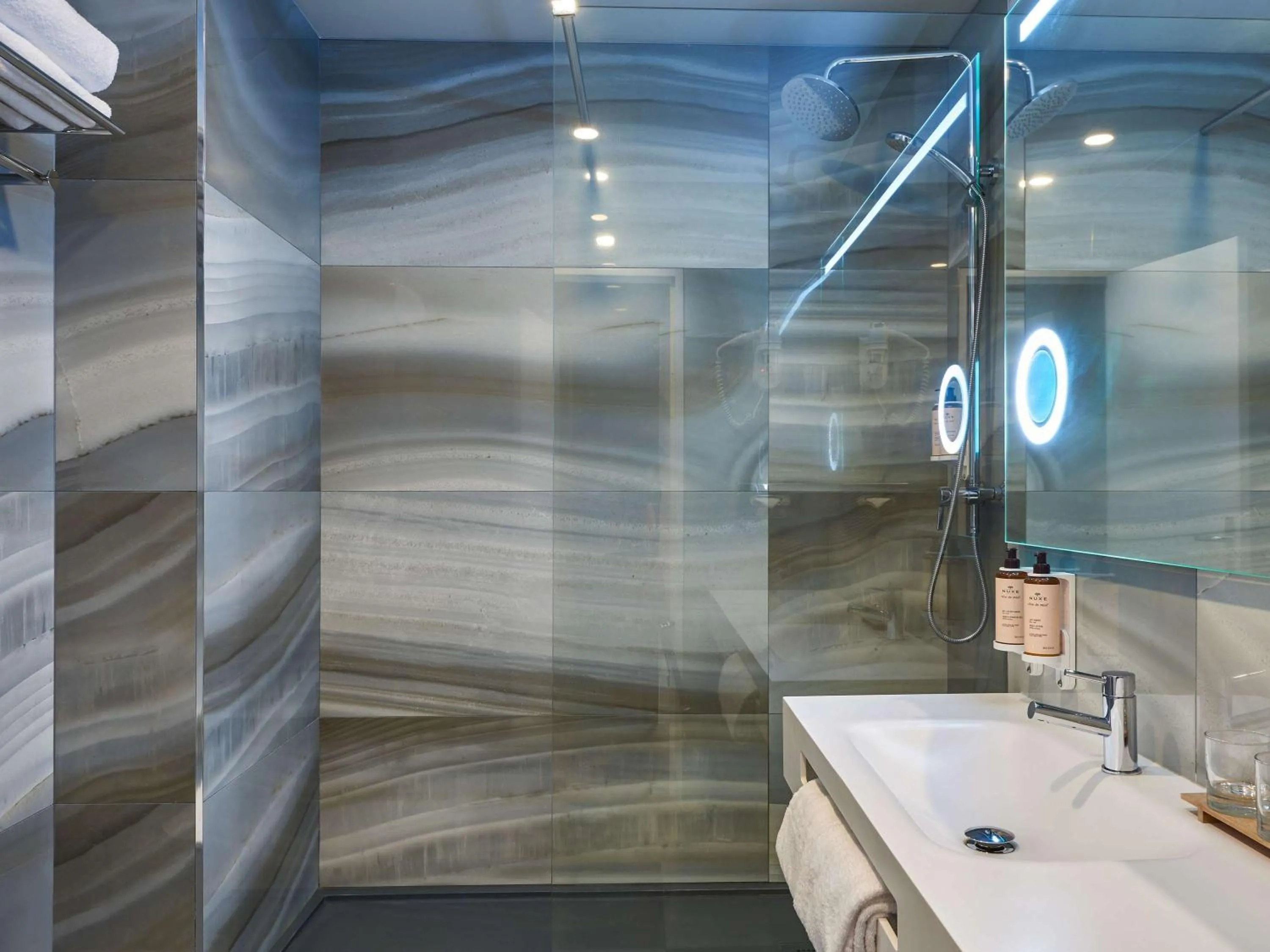 Bathroom in Qualys - Hotel Nanterre - Paris la DÃ©fense