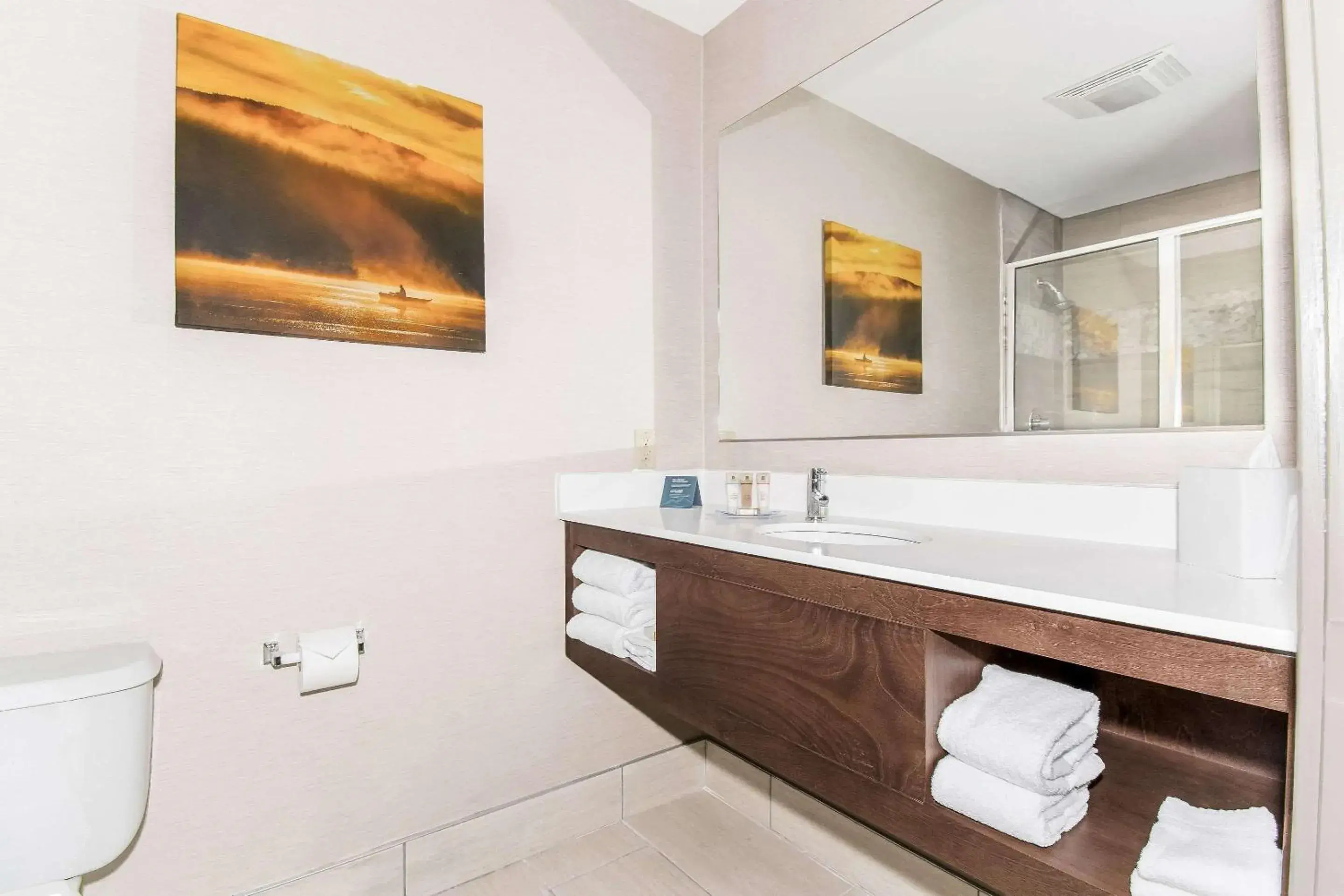 Resort Side King in The Ridges Resort on Lake Chatuge Resort Side King in The Ridges Resort on Lake Chatuge