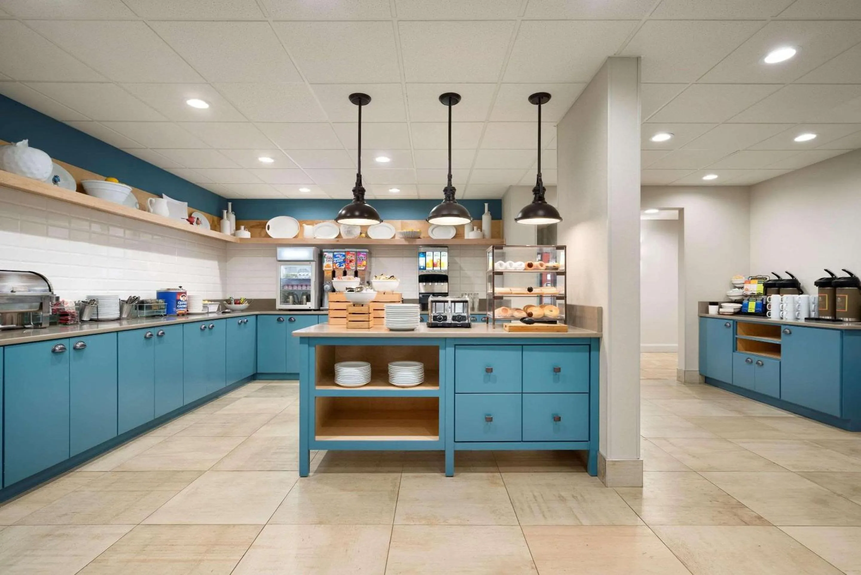 Breakfast in Country Inn & Suites by Radisson, Williamsburg Historic Area, VA